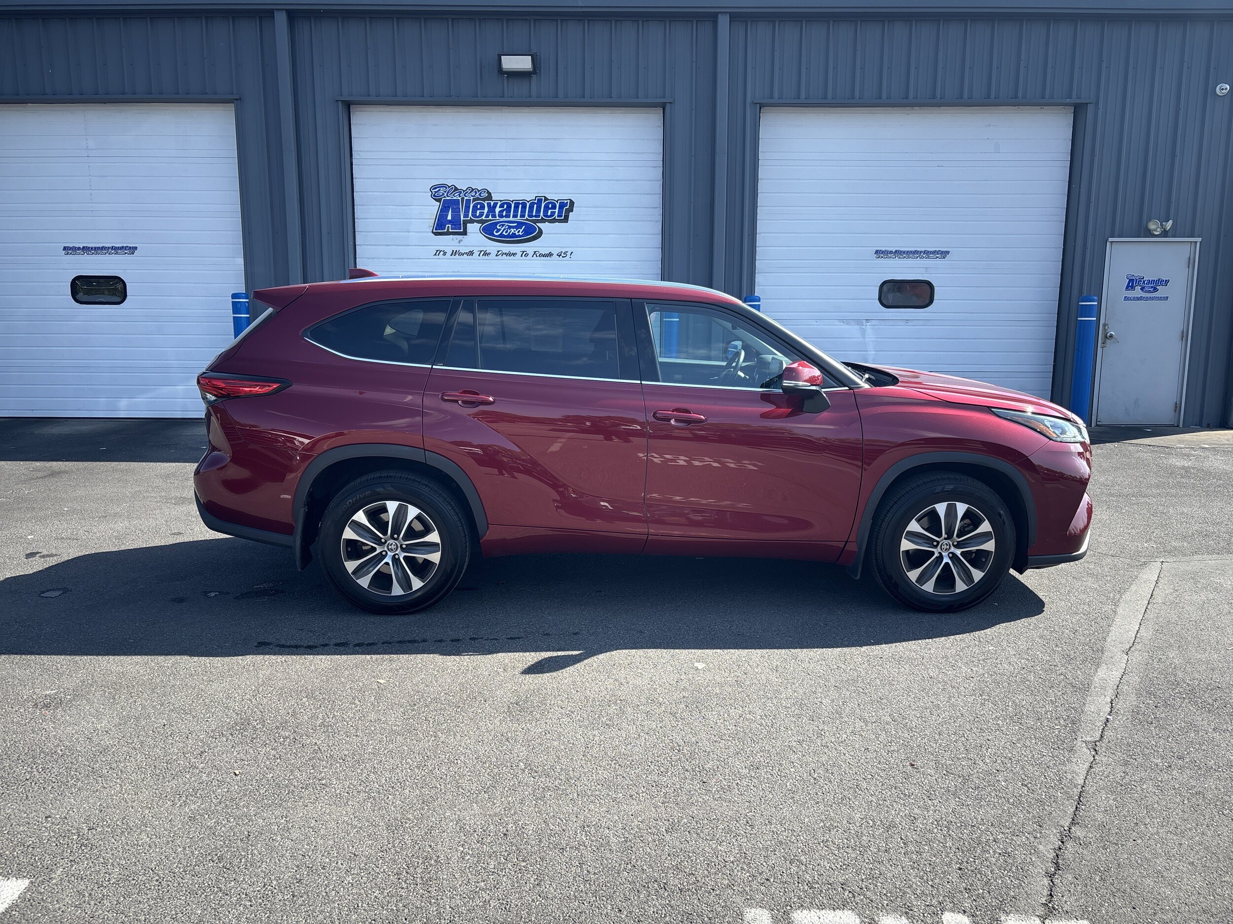2020 Toyota Highlander XLE photo 2