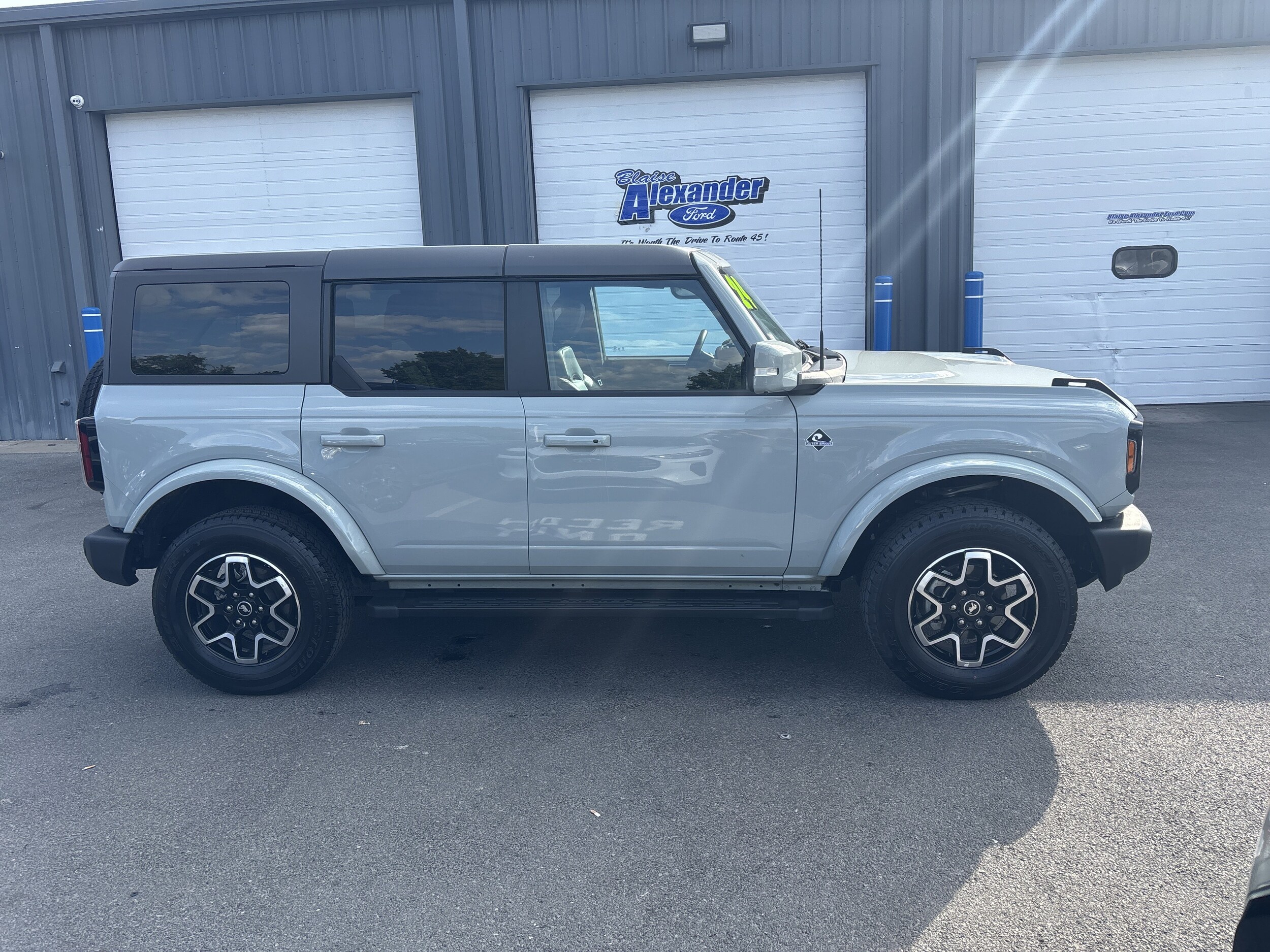 2024 Ford Bronco Outer Banks photo 2