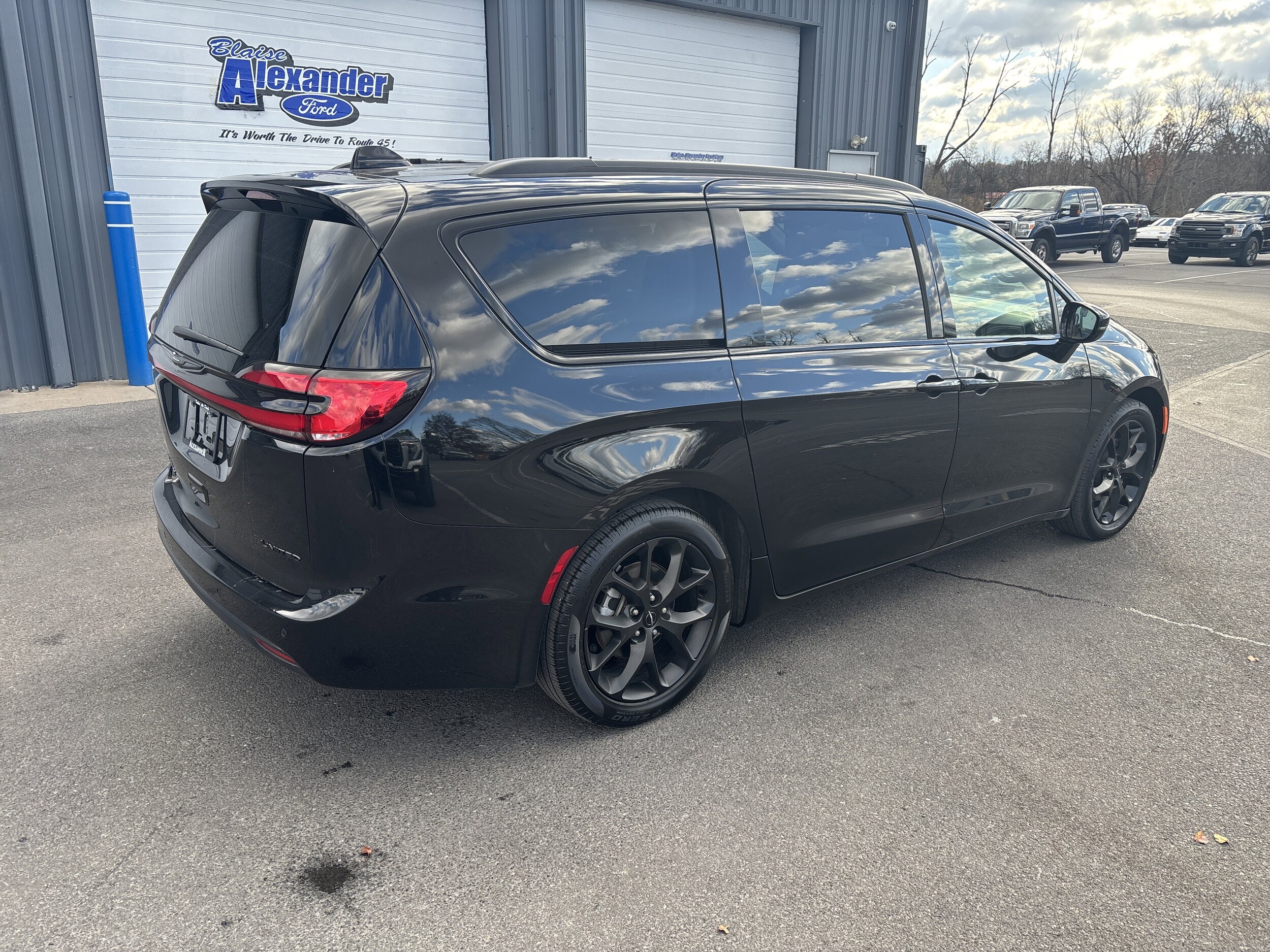 2025 Chrysler Pacifica Limited S Appearance photo 3