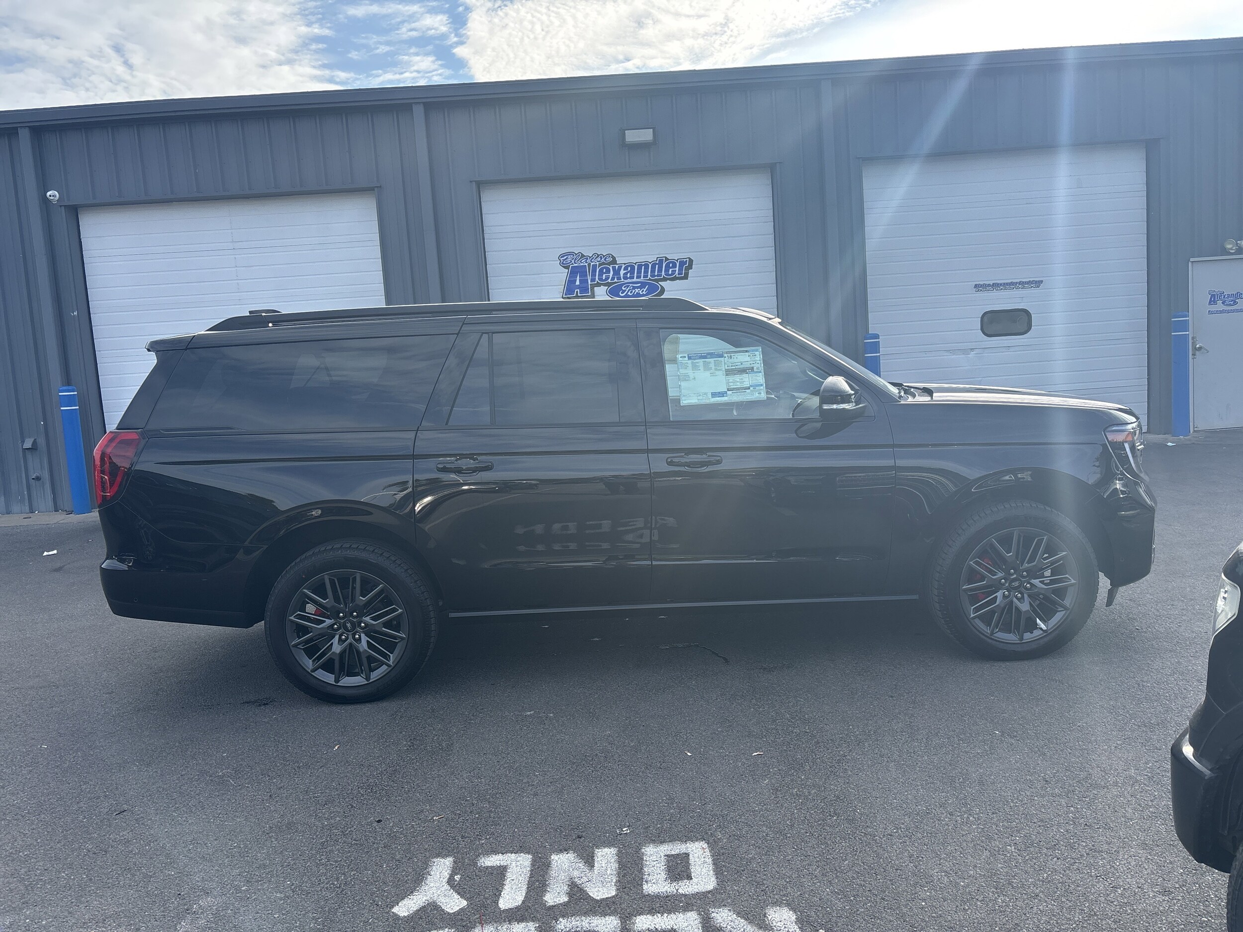 2025 Ford Expedition Platinum MAX photo 2