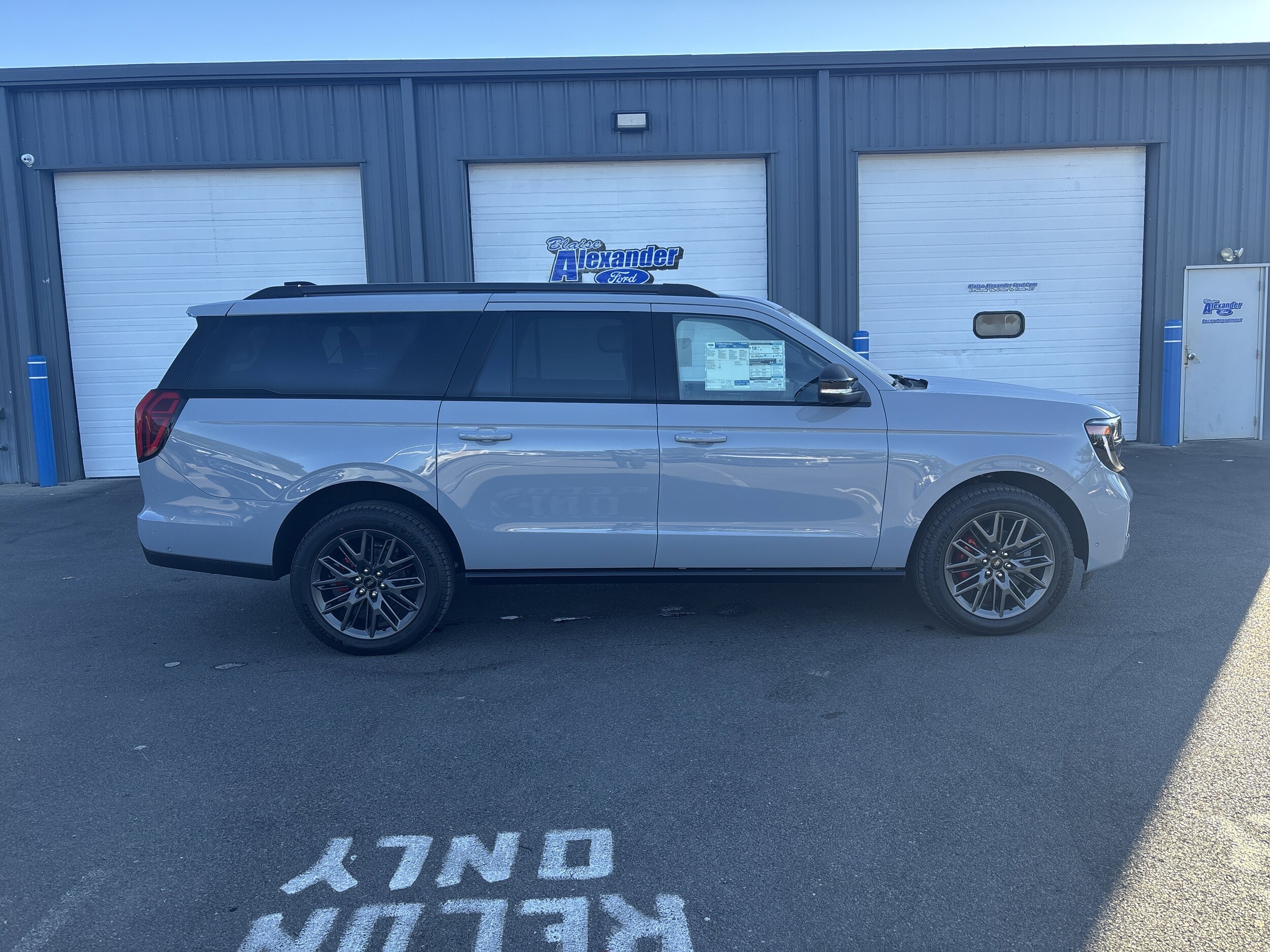 2025 Ford Expedition Platinum MAX photo 2