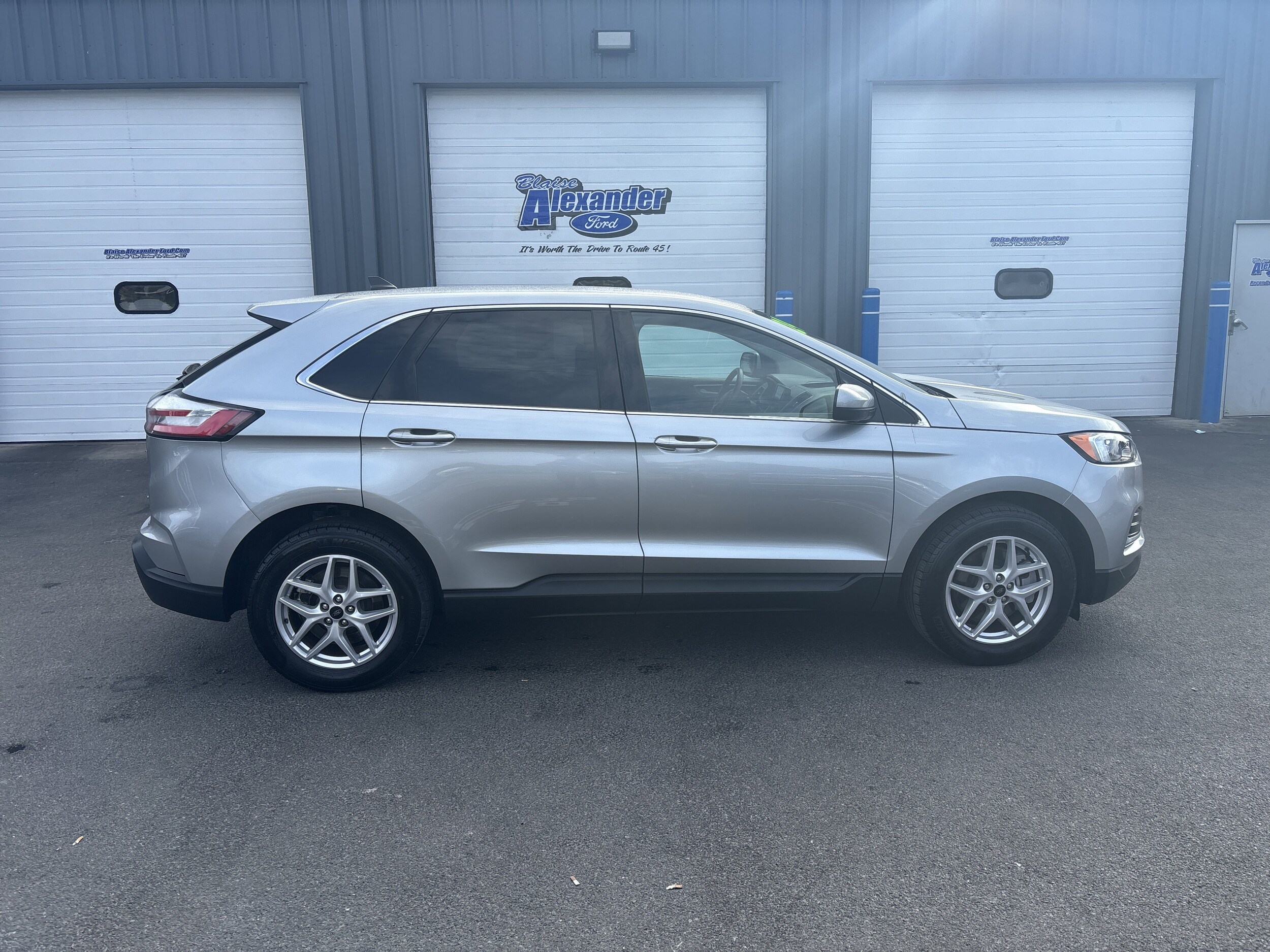 2024 Ford Edge SEL photo 2