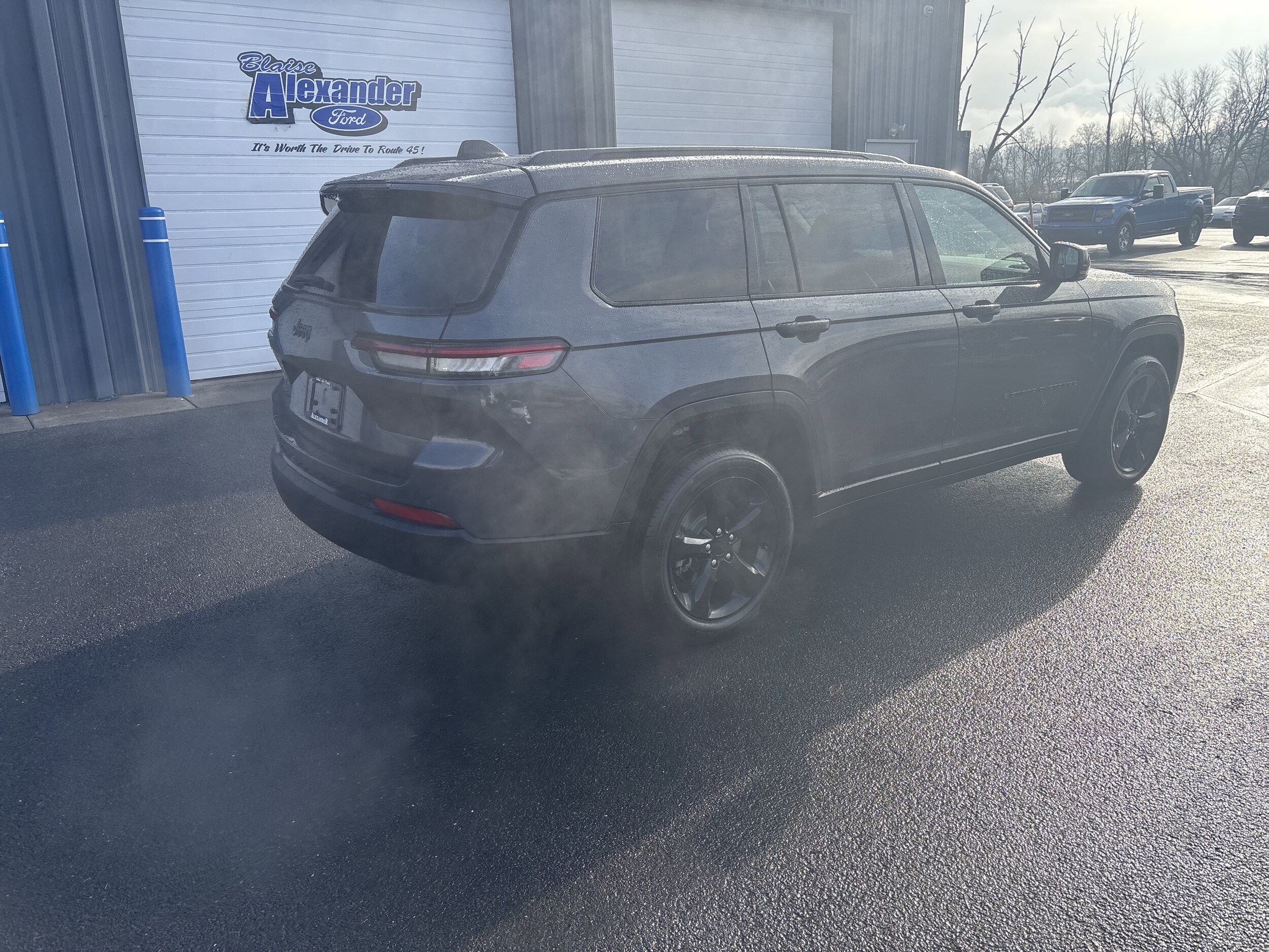 2023 Jeep Grand Cherokee Laredo photo 2