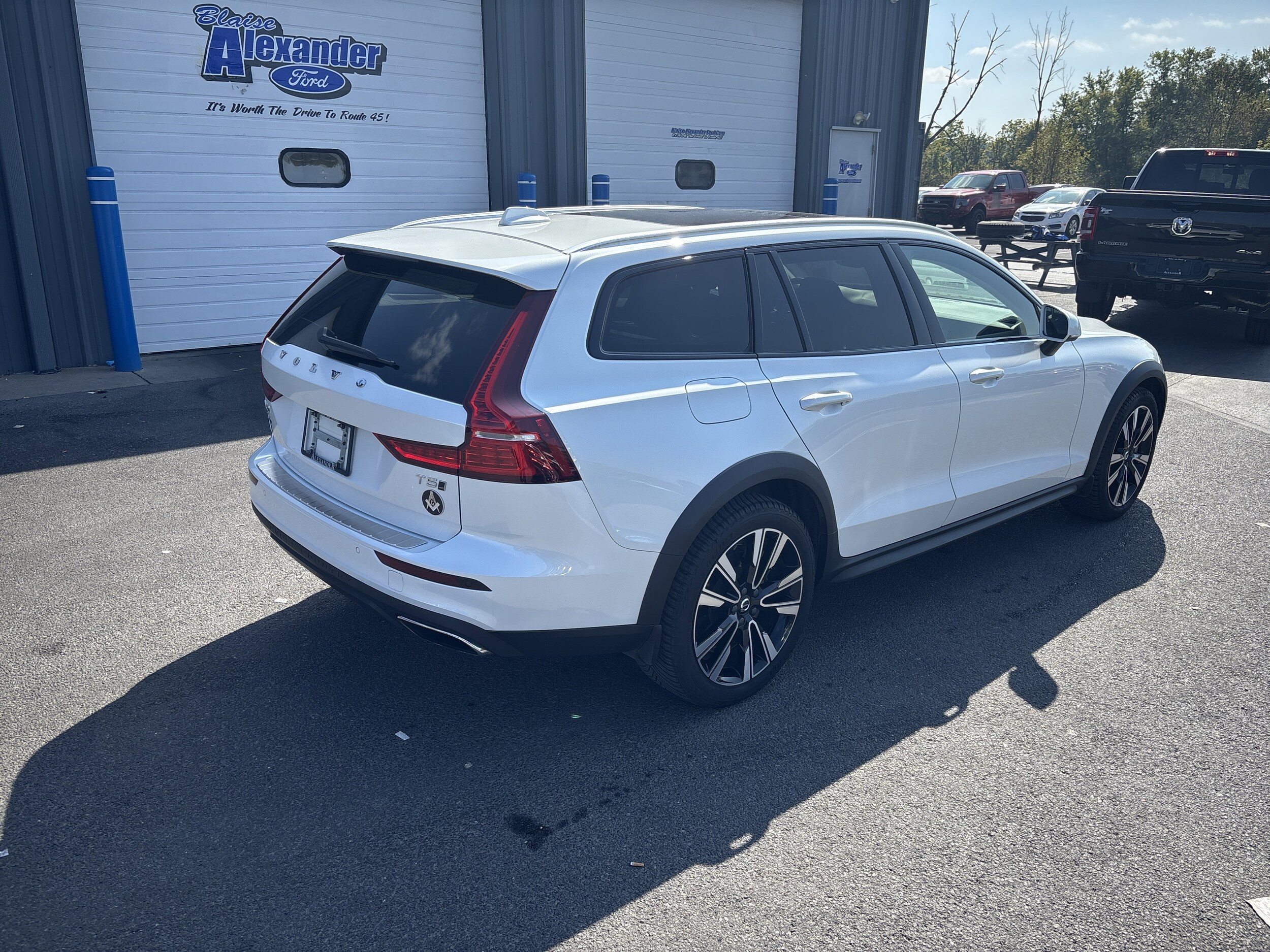 2022 Volvo V60 Cross Country T5 AWD photo 3