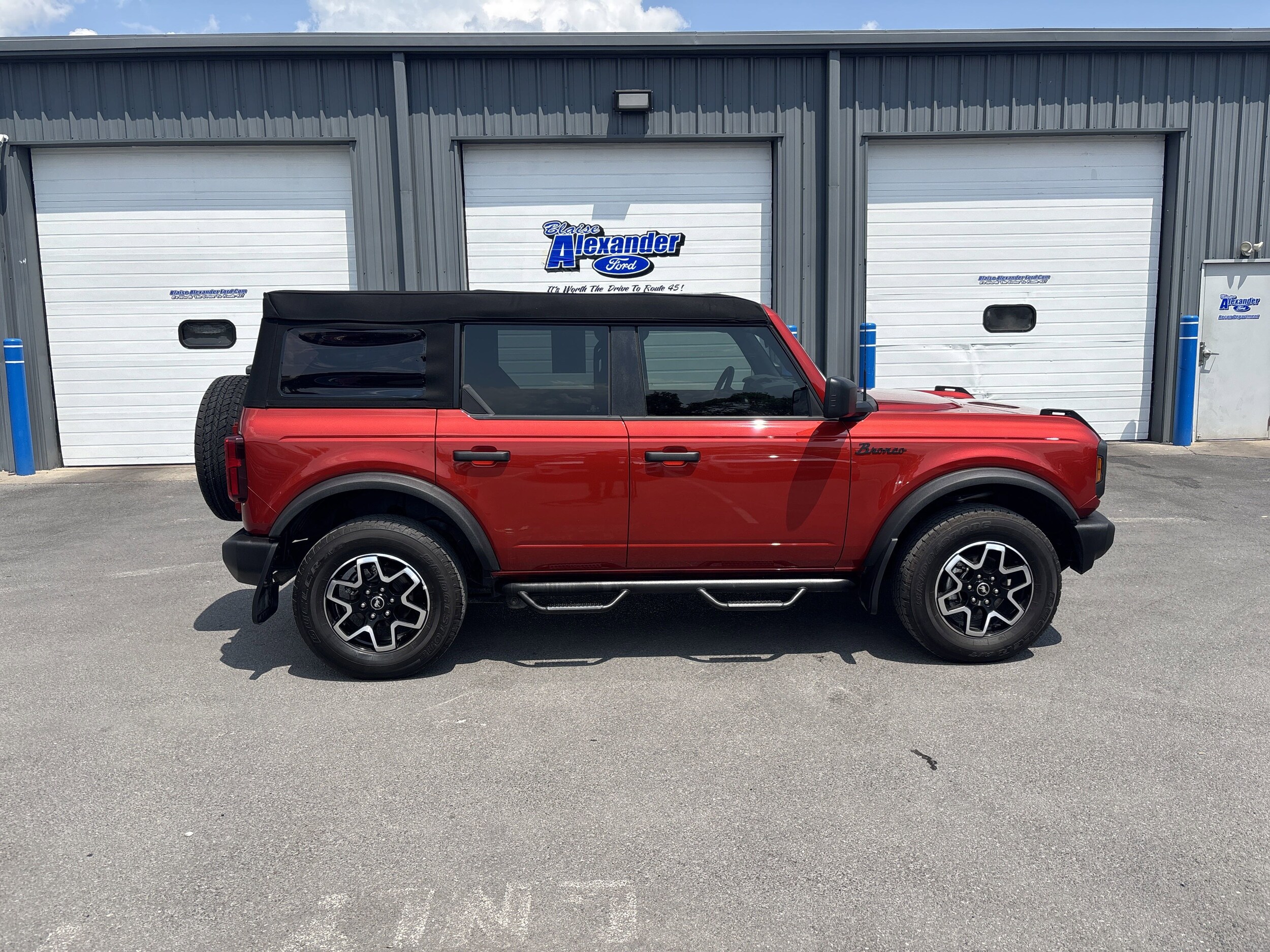 2023 Ford Bronco Base photo 2