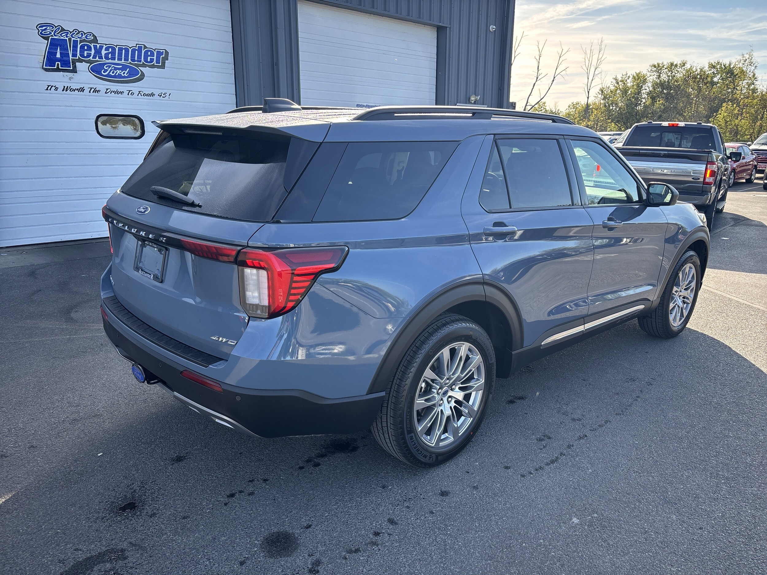 2025 Ford Explorer photo 2