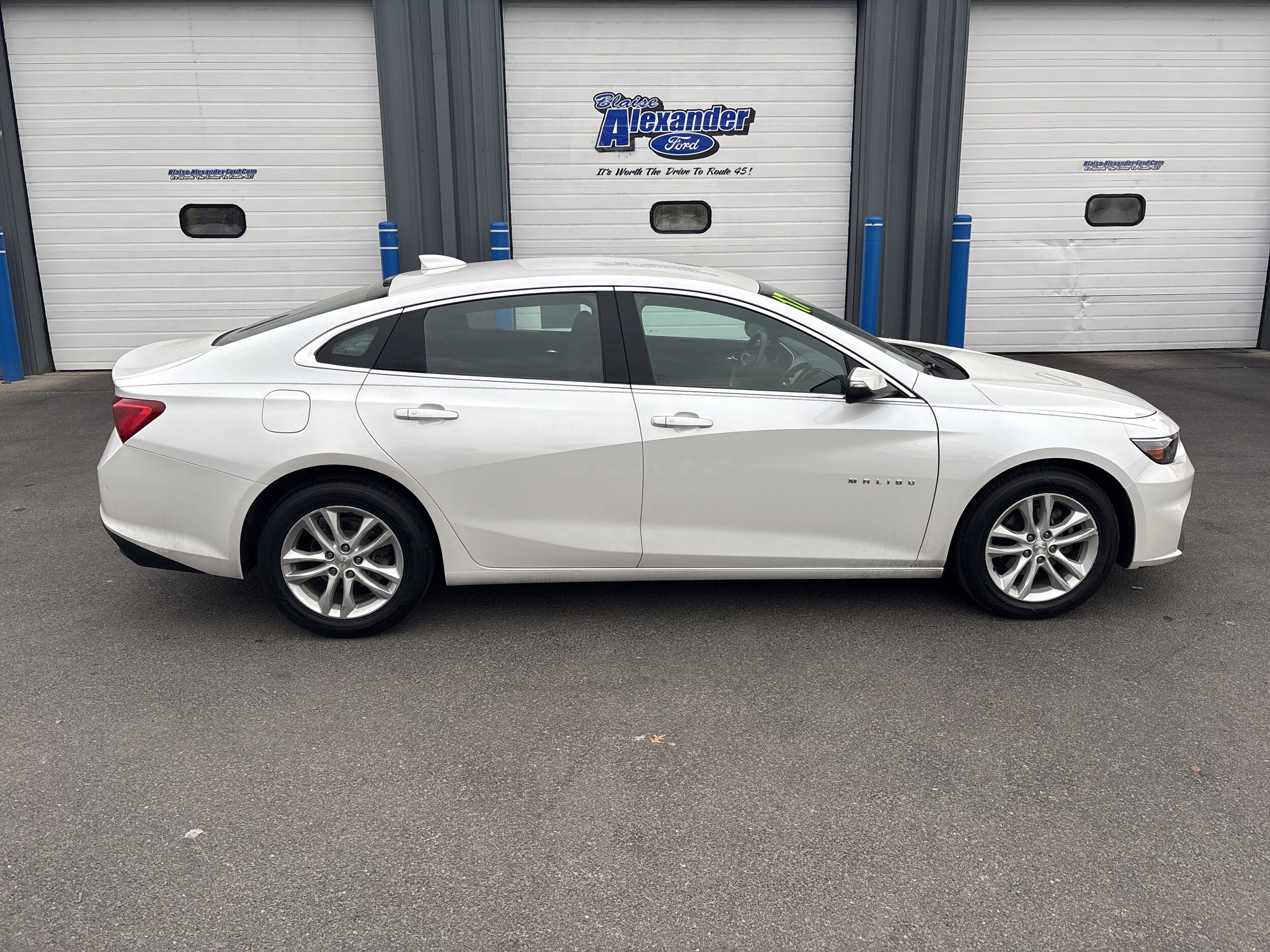 2017 Chevrolet Malibu 1LT photo 2