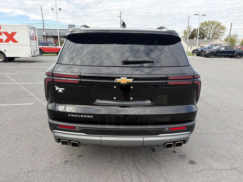 Used 2025 Chevrolet Traverse LT SUV
