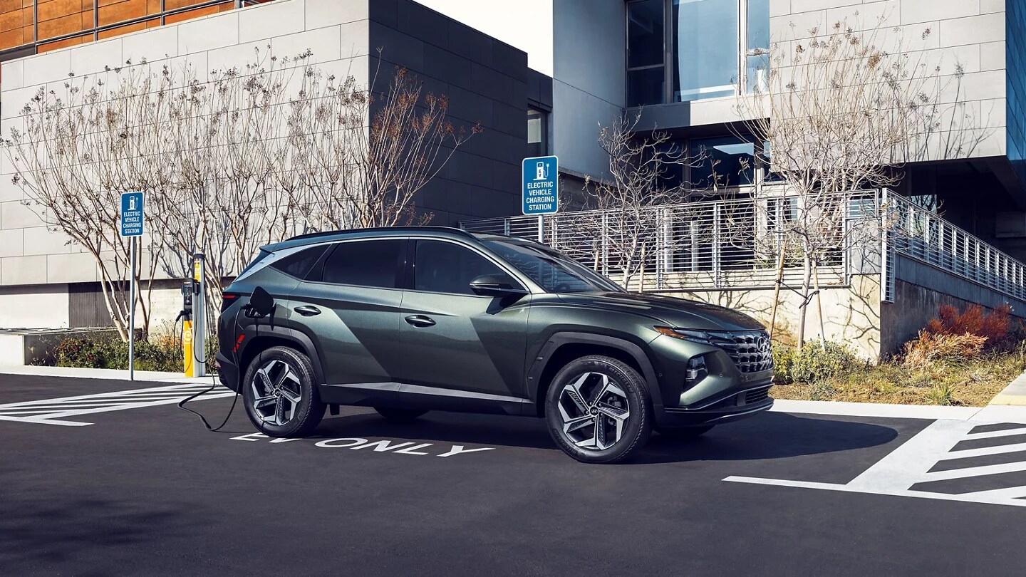 2023-hyundai-tucson-phev-plugged.png