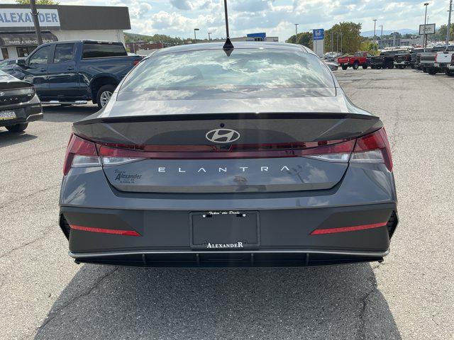 2025 Hyundai Elantra SEL Sport photo 4