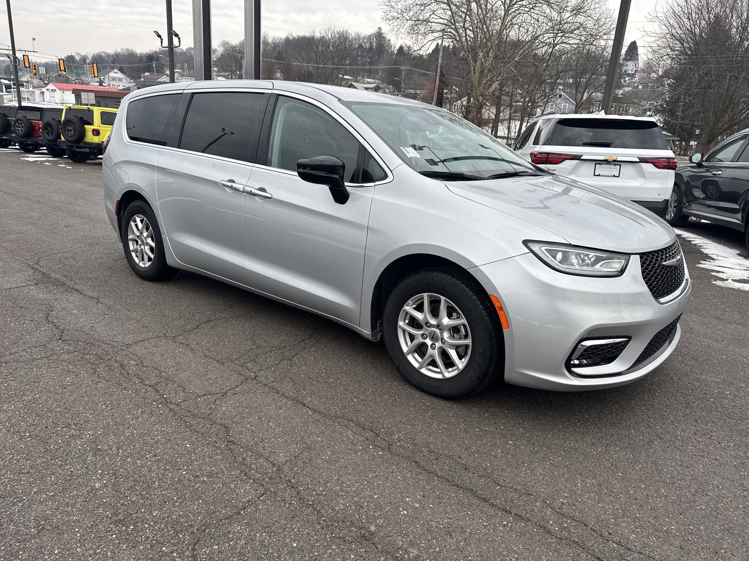 2024 Chrysler Pacifica Touring L's photo