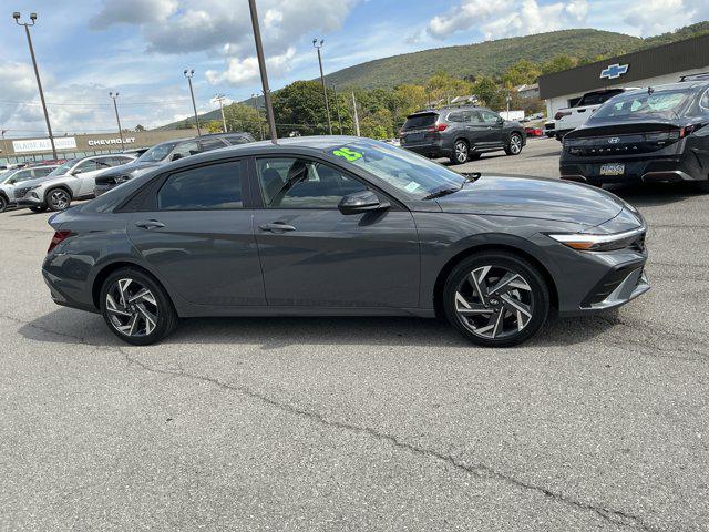 2025 Hyundai Elantra SEL Sport photo 2