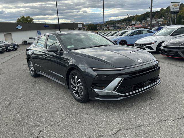 2026 Hyundai Sonata Hybrid Blue's photo