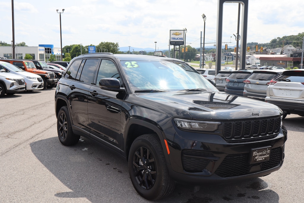 Used 2025 Jeep Grand Cherokee Altitude Altitude 4x4