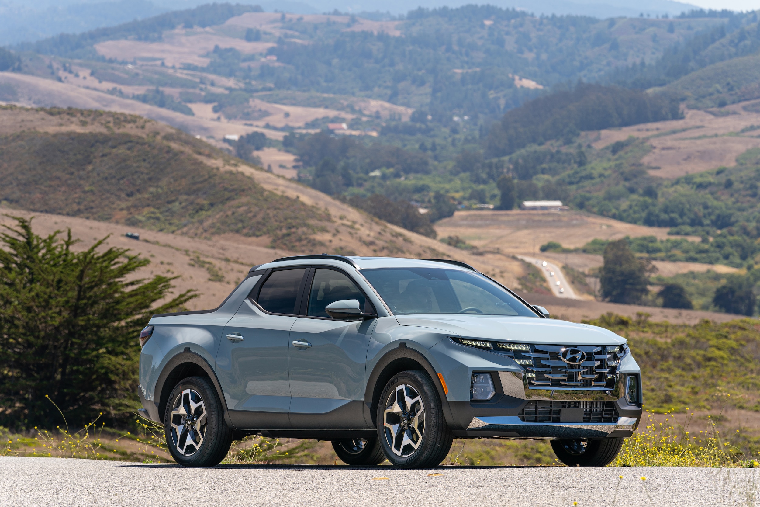 2024-hyundai-santa-cruz-on-the-road.jpg
