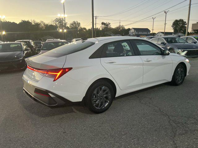 2025 Hyundai Elantra Hybrid Blue photo 2