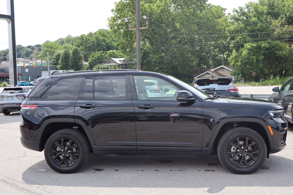 Used 2025 Jeep Grand Cherokee Altitude Altitude 4x4