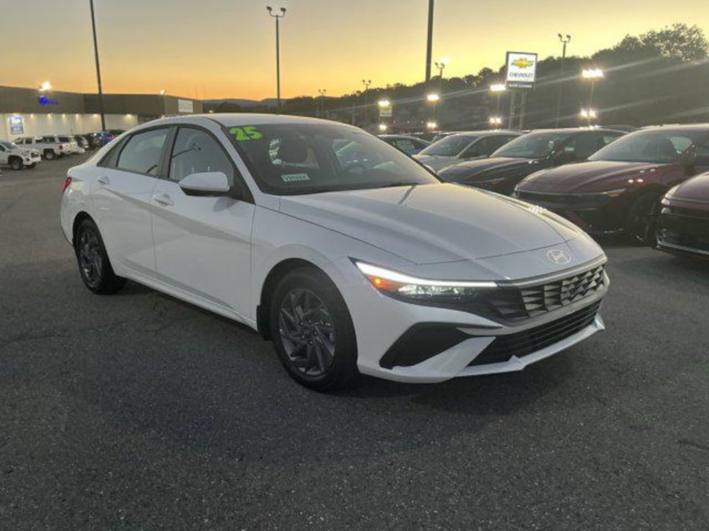 New 2025 Hyundai Elantra Hybrid Blue Sedan