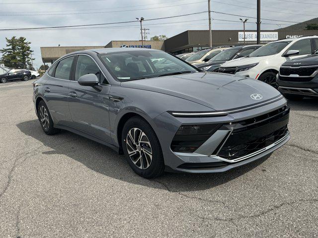 2026 Hyundai Sonata Hybrid Blue's photo