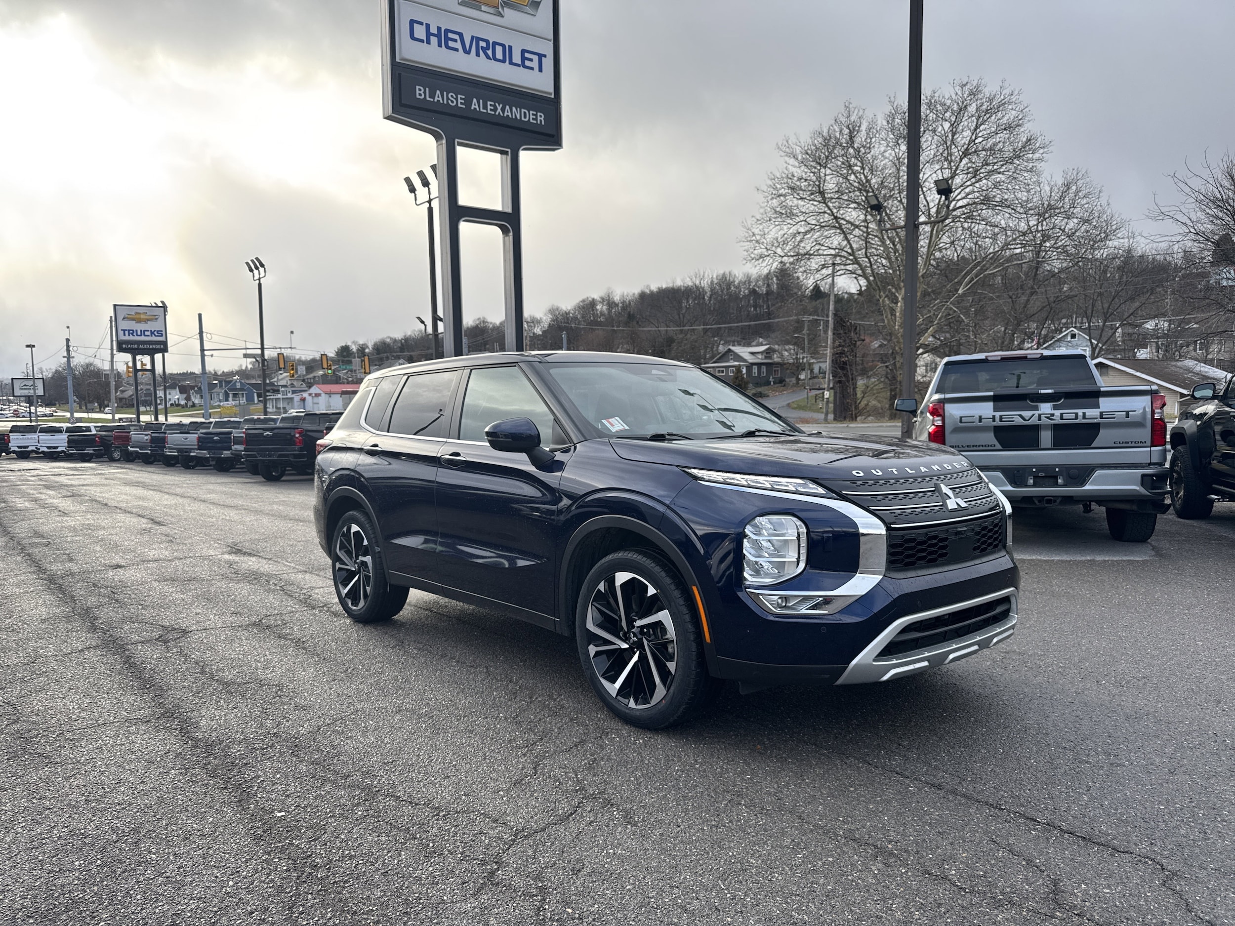 2024 Mitsubishi Outlander SE's photo