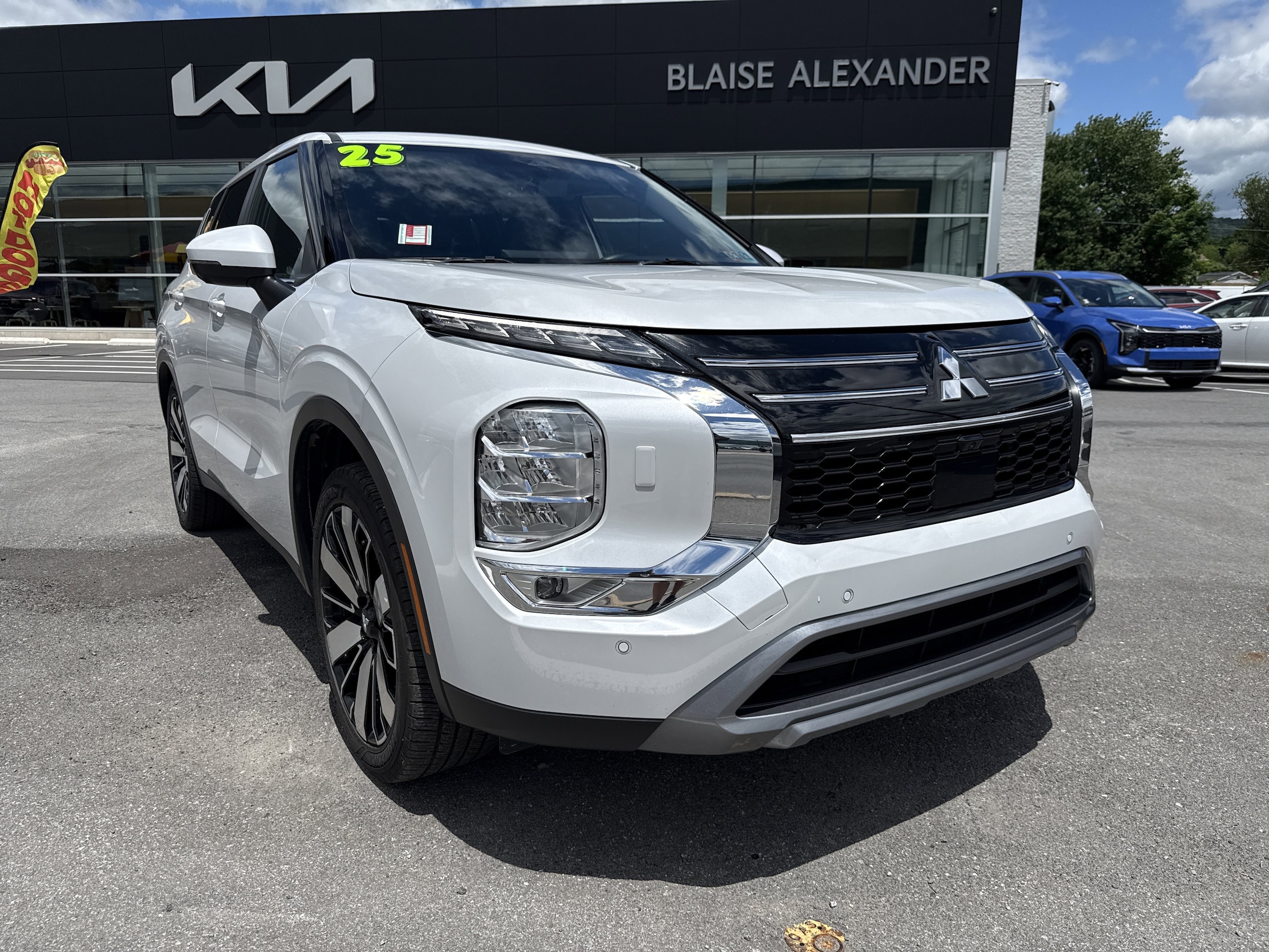 2025 Mitsubishi Outlander SE S-AWC's photo