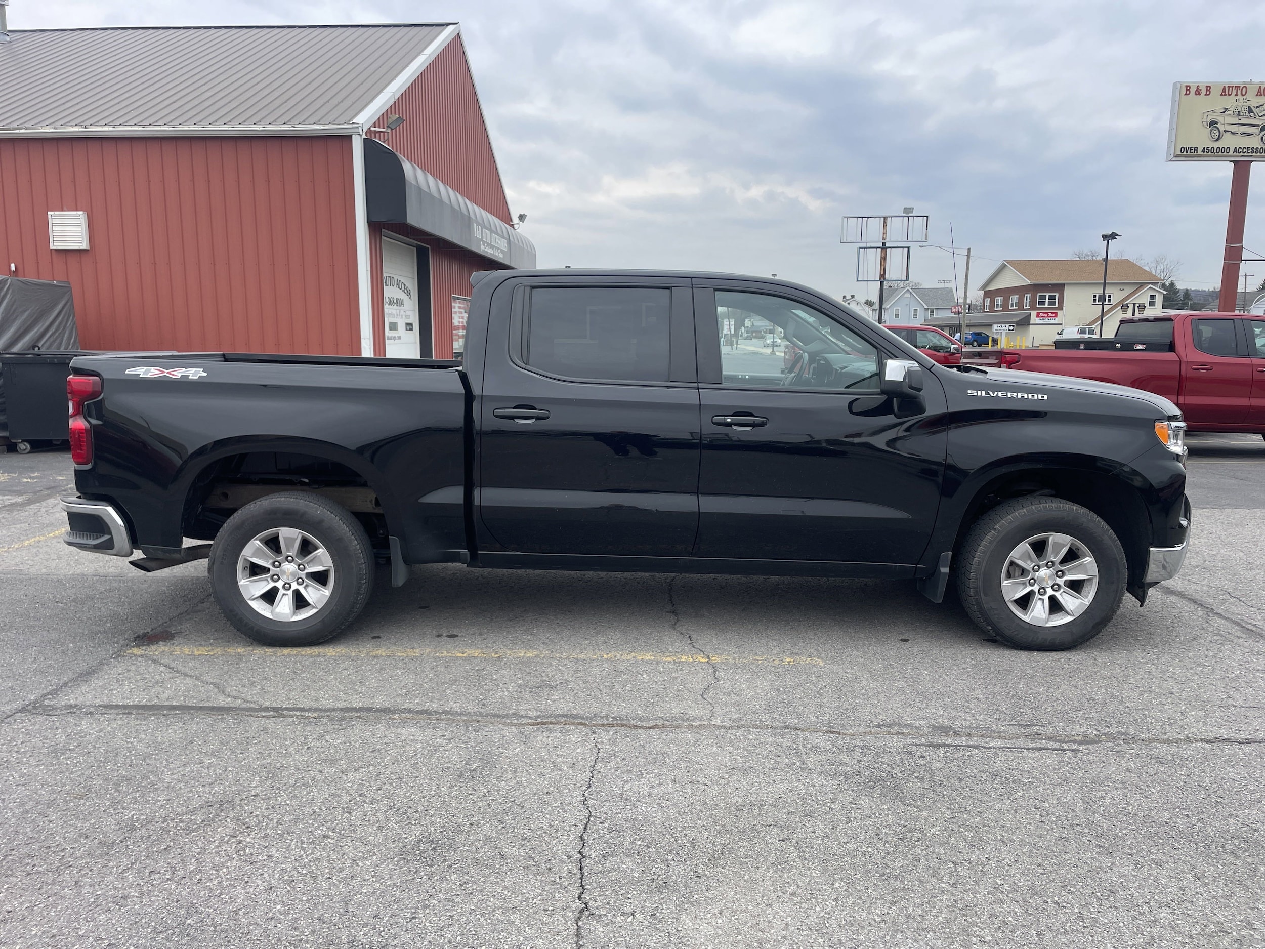 Used 2022 Chevrolet Silverado 1500 LT with VIN 1GCPDDEK8NZ607500 for sale in Montoursville, PA