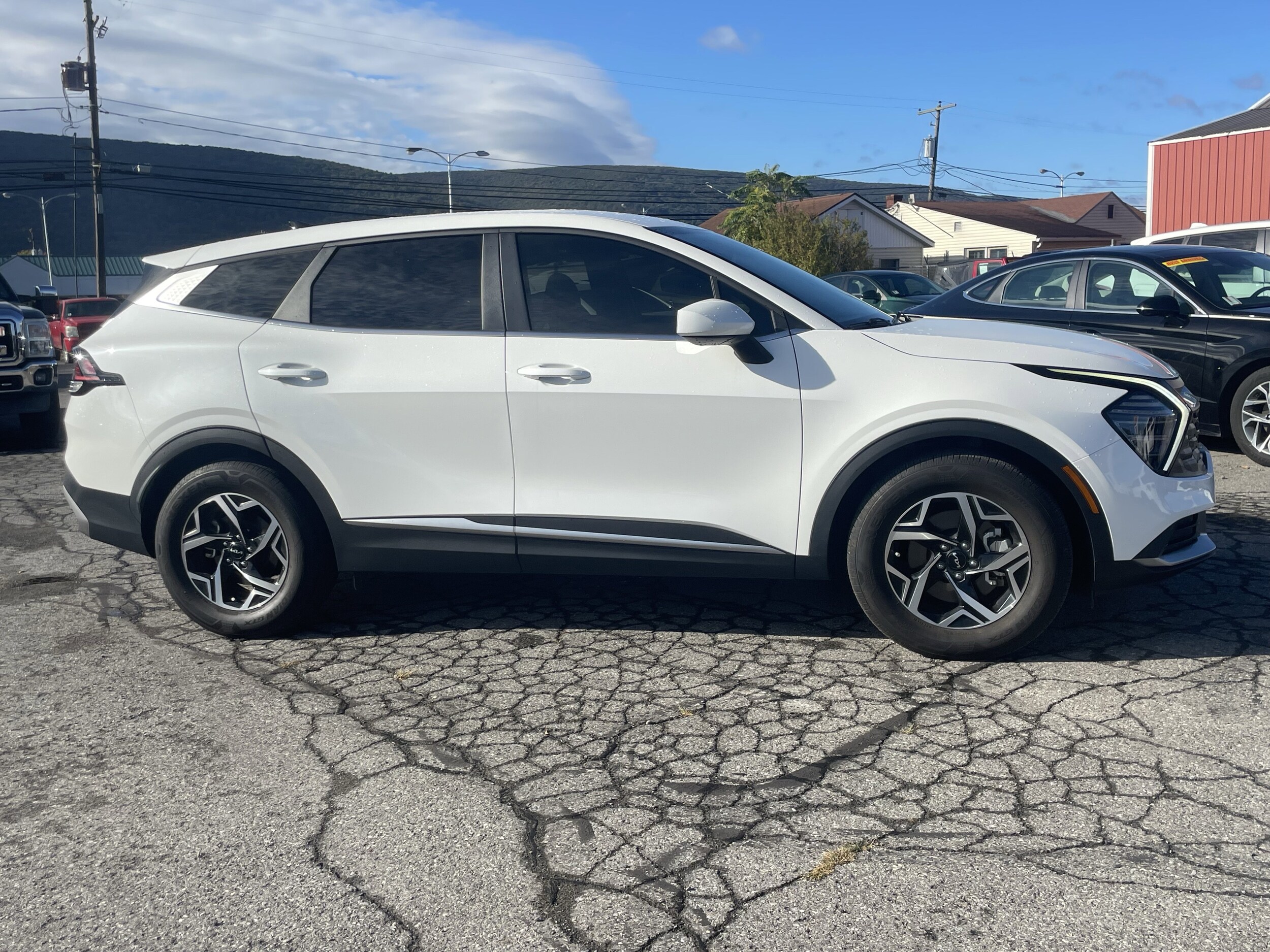 2024 Kia Sportage LX photo 2