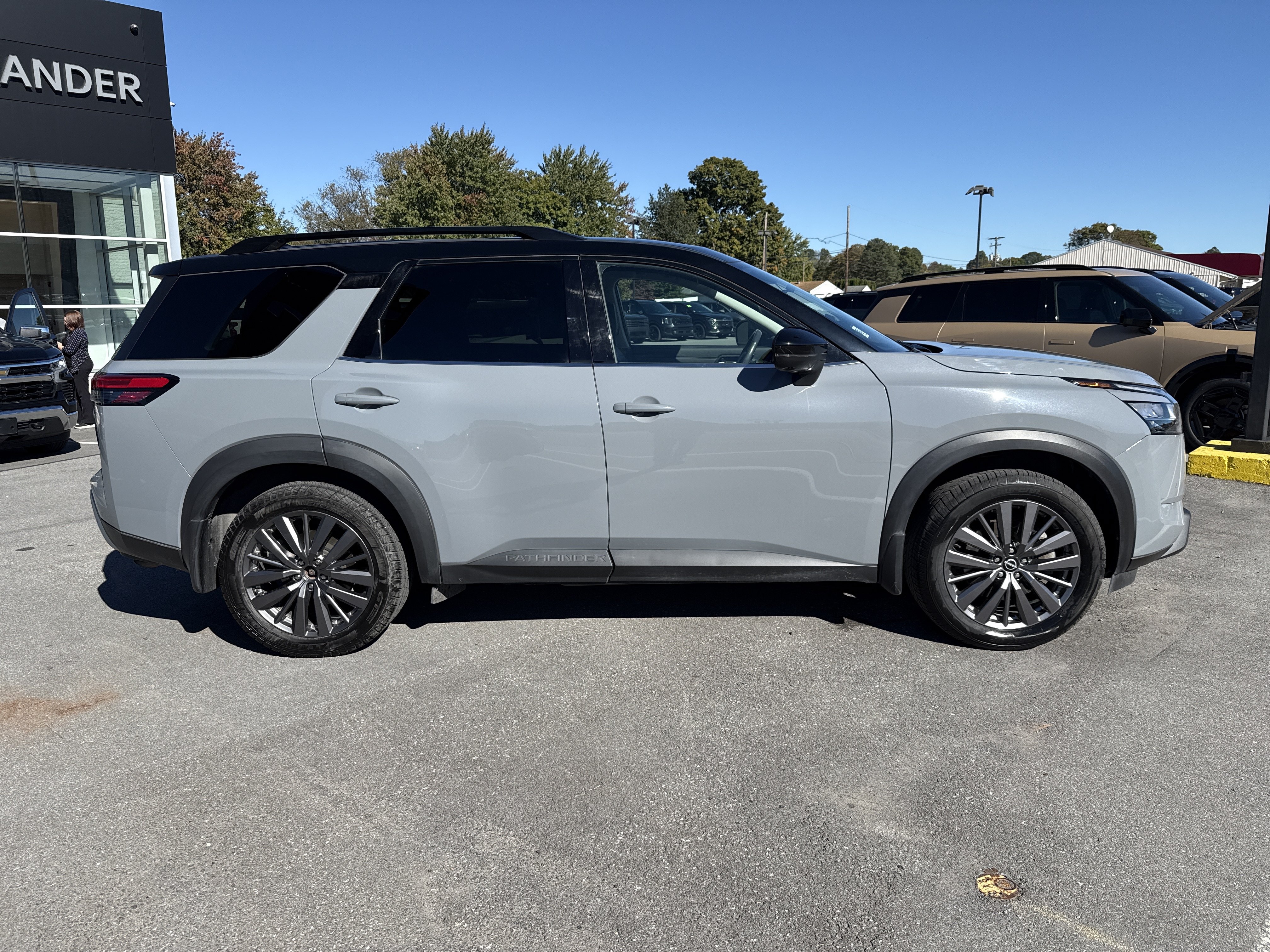 2024 Nissan Pathfinder SL