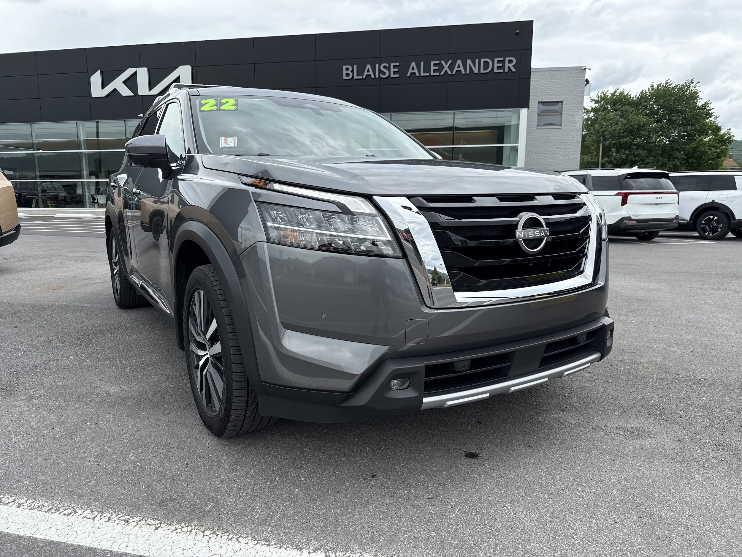 2022 Nissan Pathfinder Platinum 4WD's photo