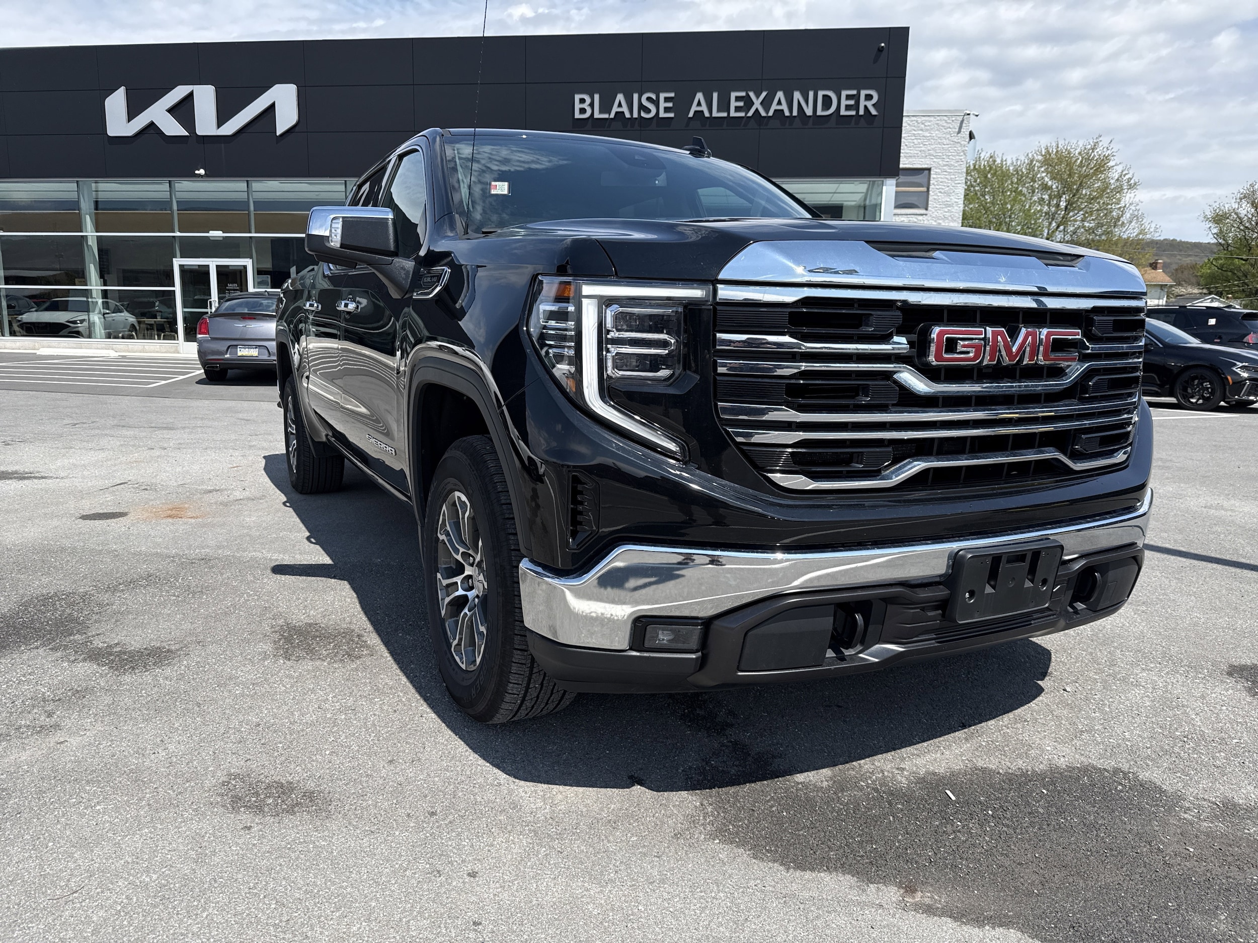 2025 GMC Sierra 4WD Crew Cab Short Box SLT's photo