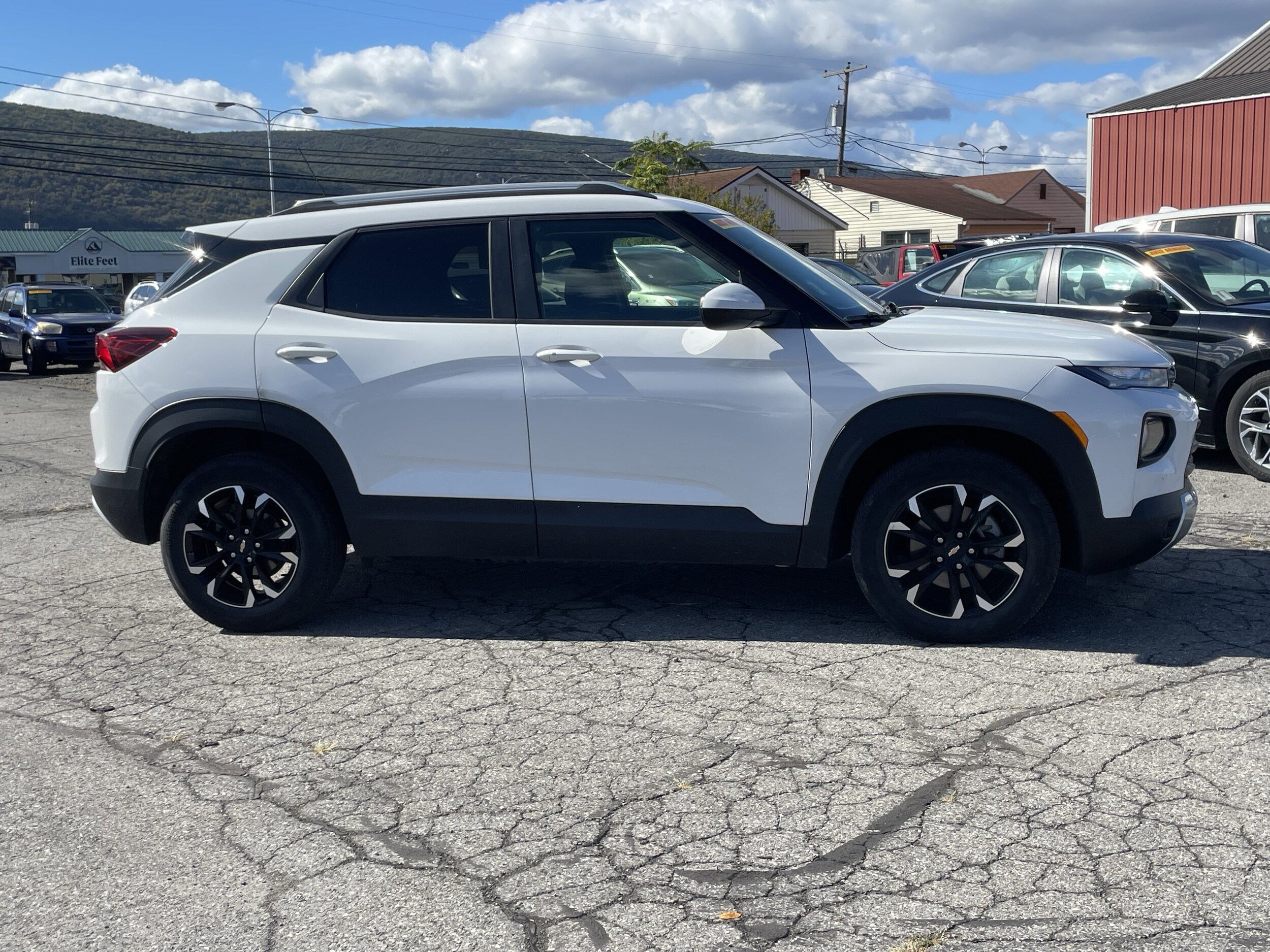 2023 Chevrolet Trailblazer LT photo 2