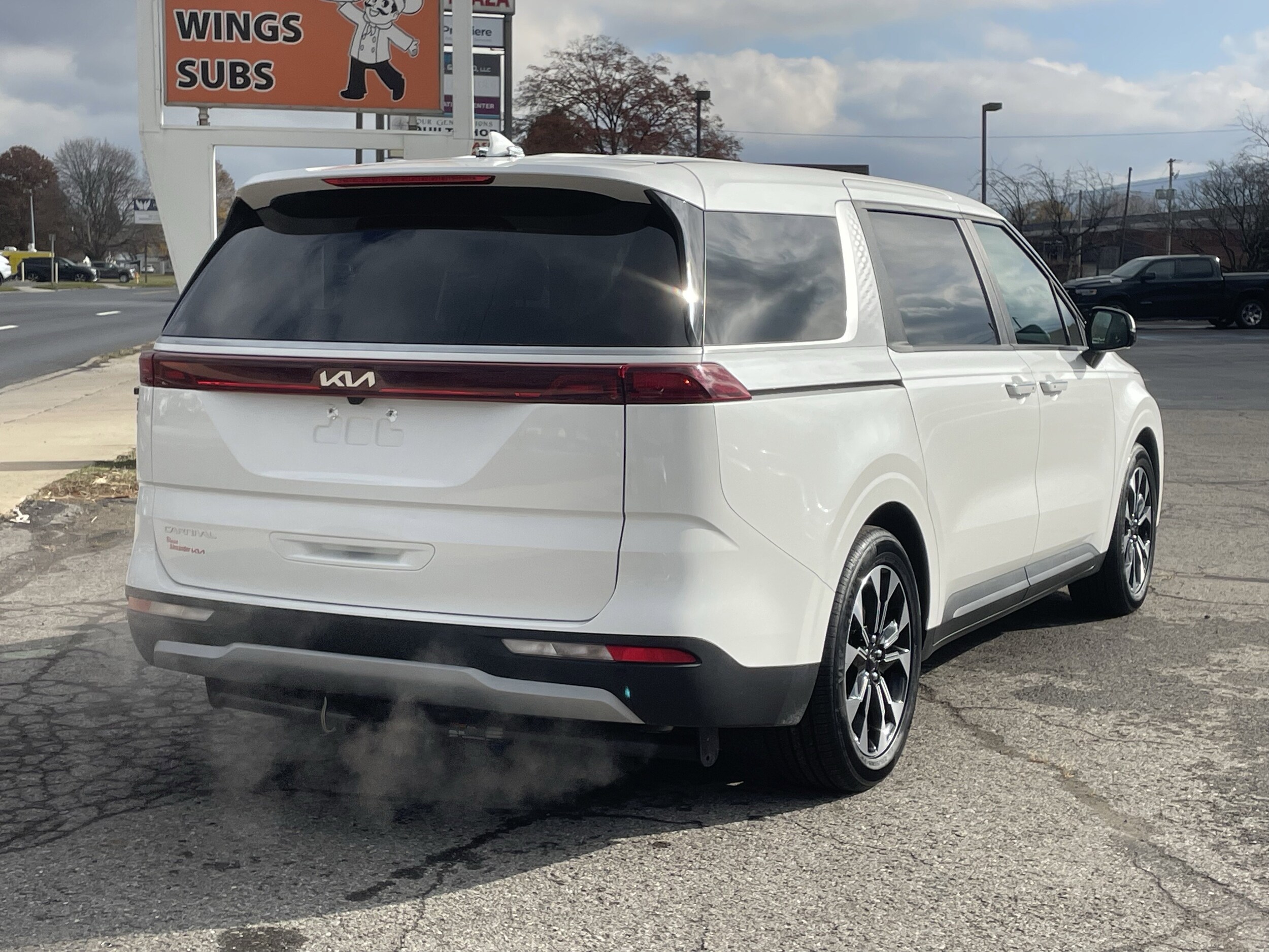 2023 Kia Carnival EX photo 2