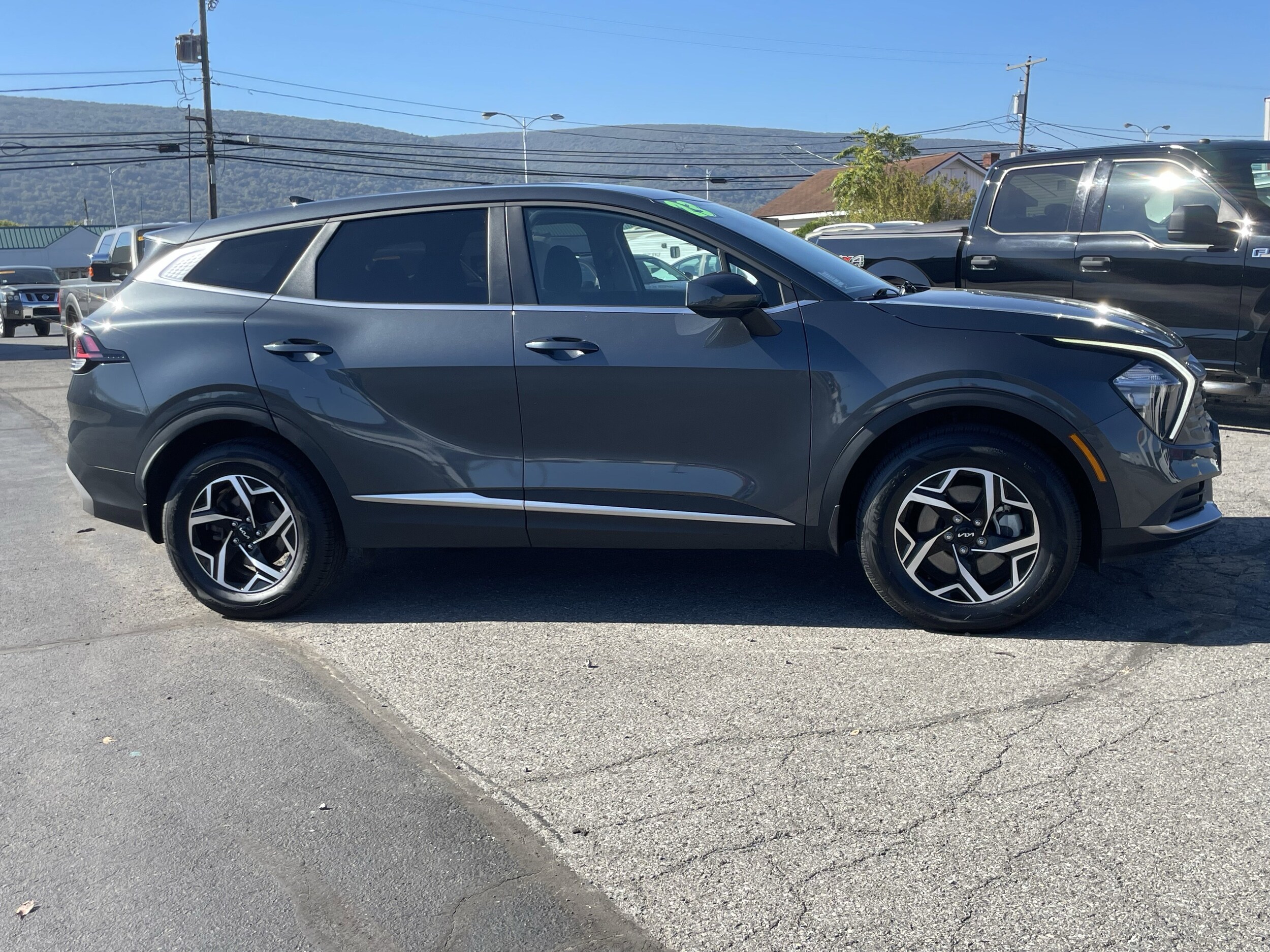 2023 Kia Sportage LX photo 2