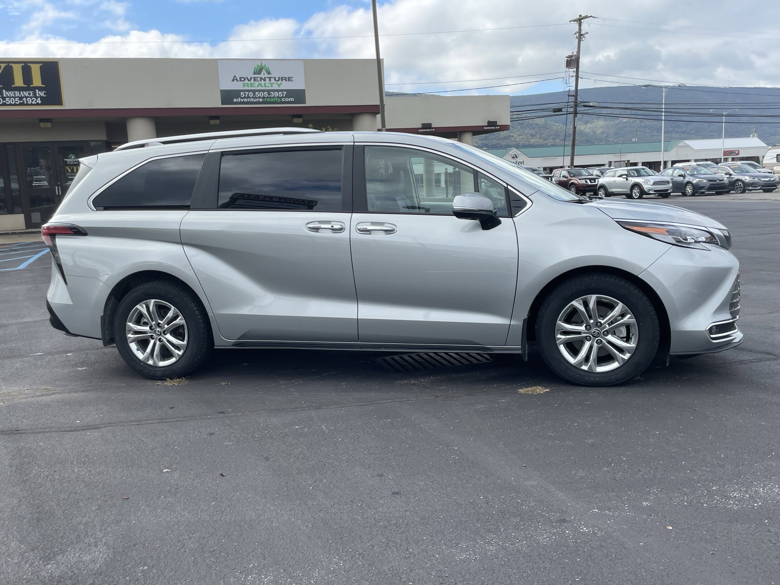 2023 Toyota Sienna Platinum photo 2
