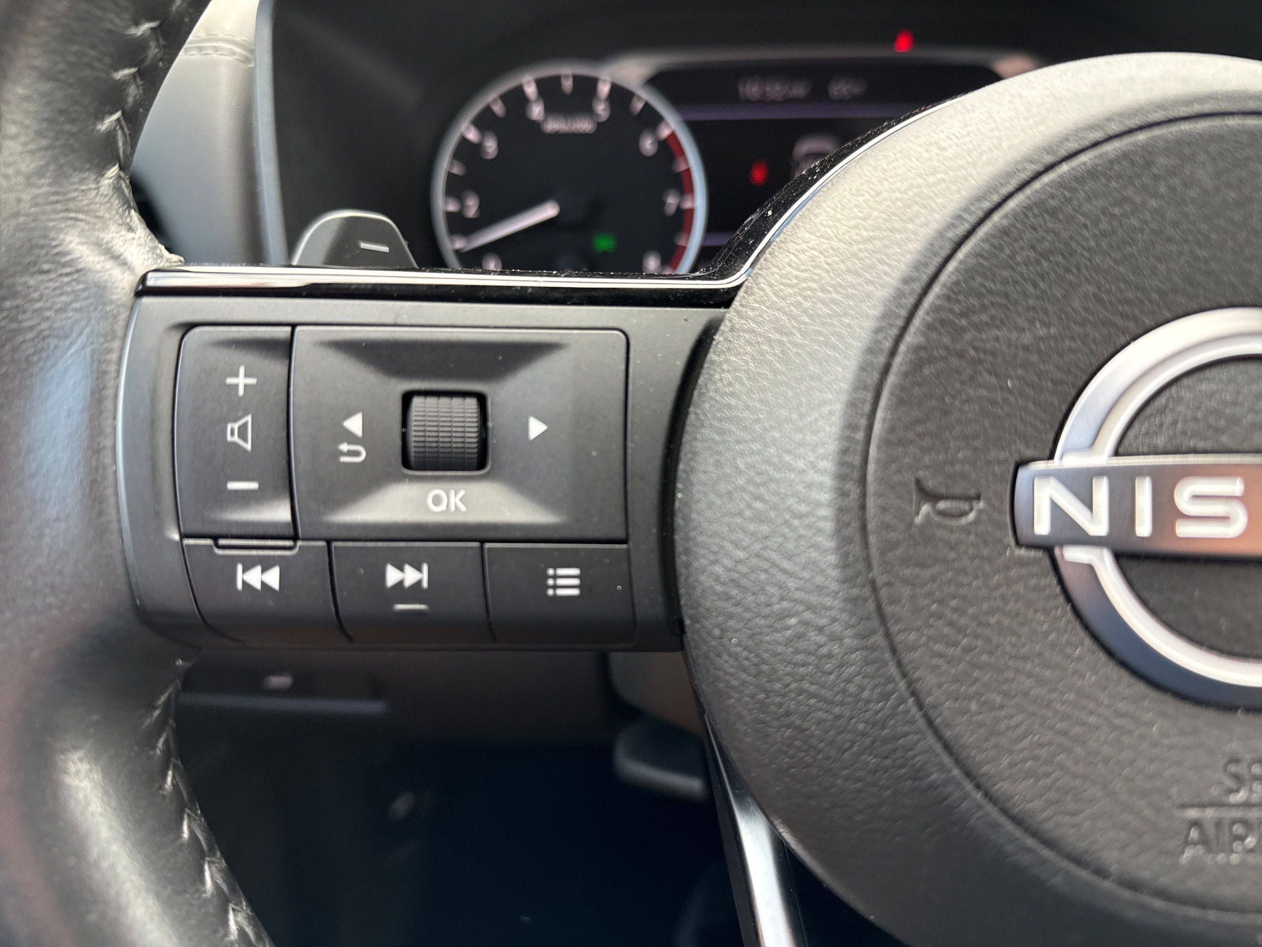 2023 Nissan Rogue SV - Photo 18