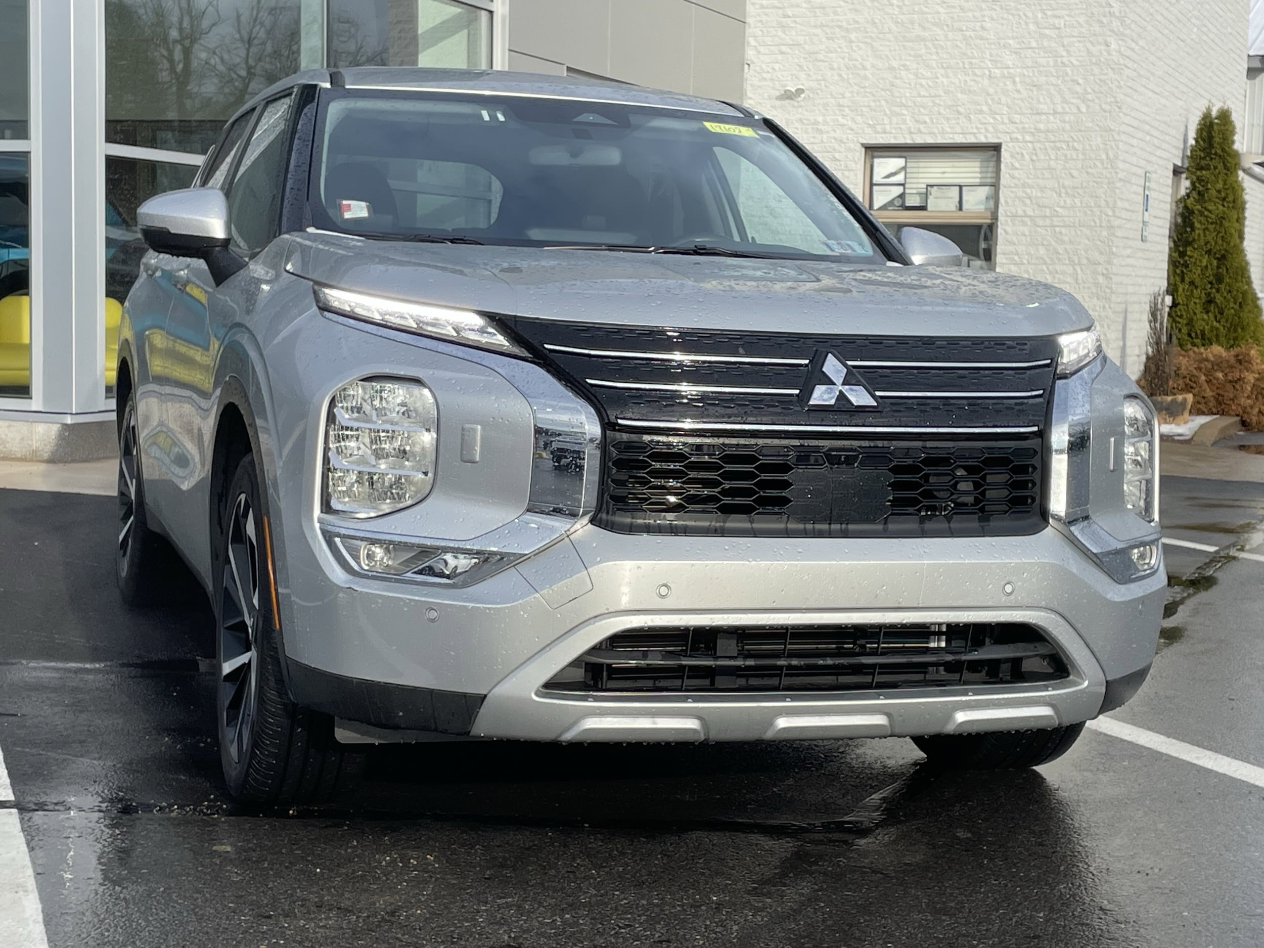 2024 Mitsubishi Outlander SE's photo