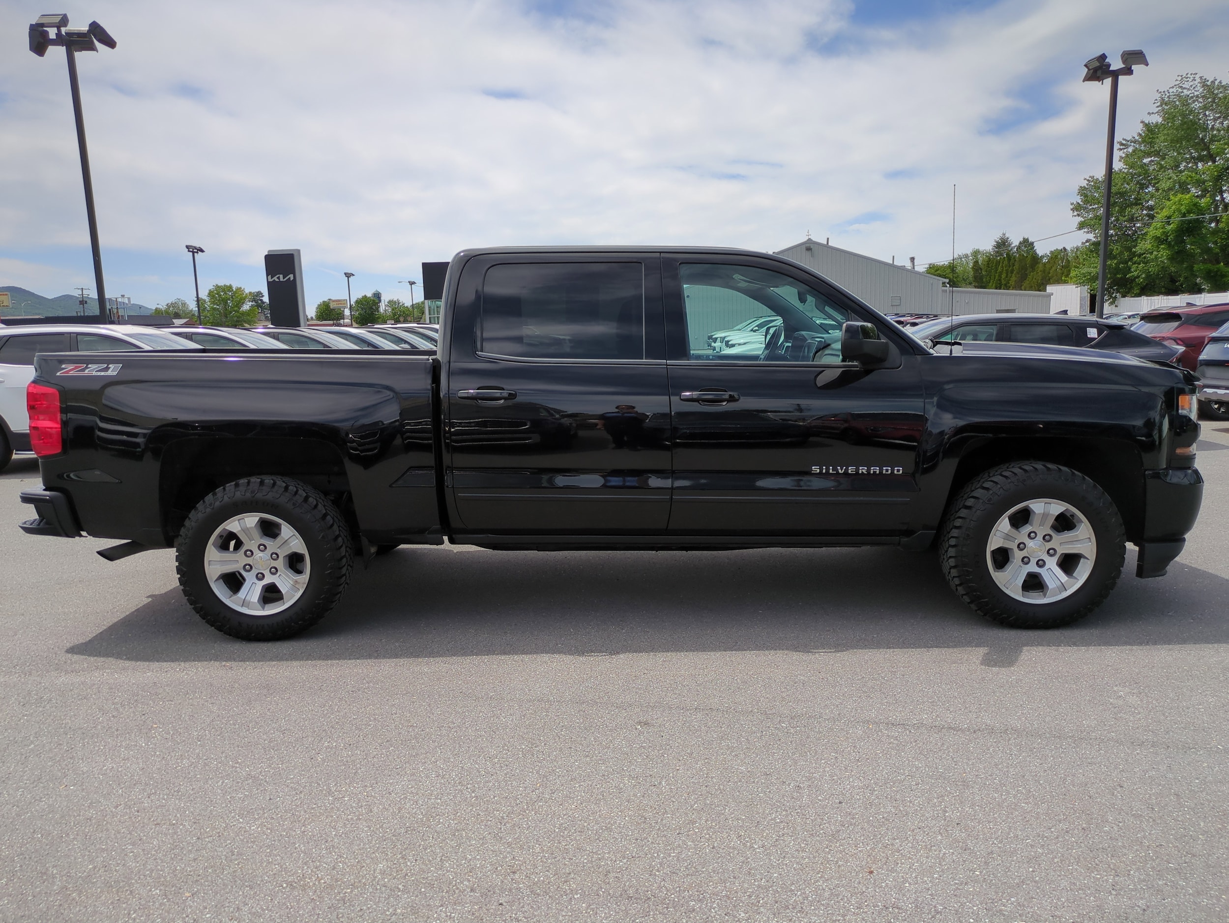 Used 2017 Chevrolet Silverado 1500 LT Z71 with VIN 3GCUKREC5HG176987 for sale in Montoursville, PA