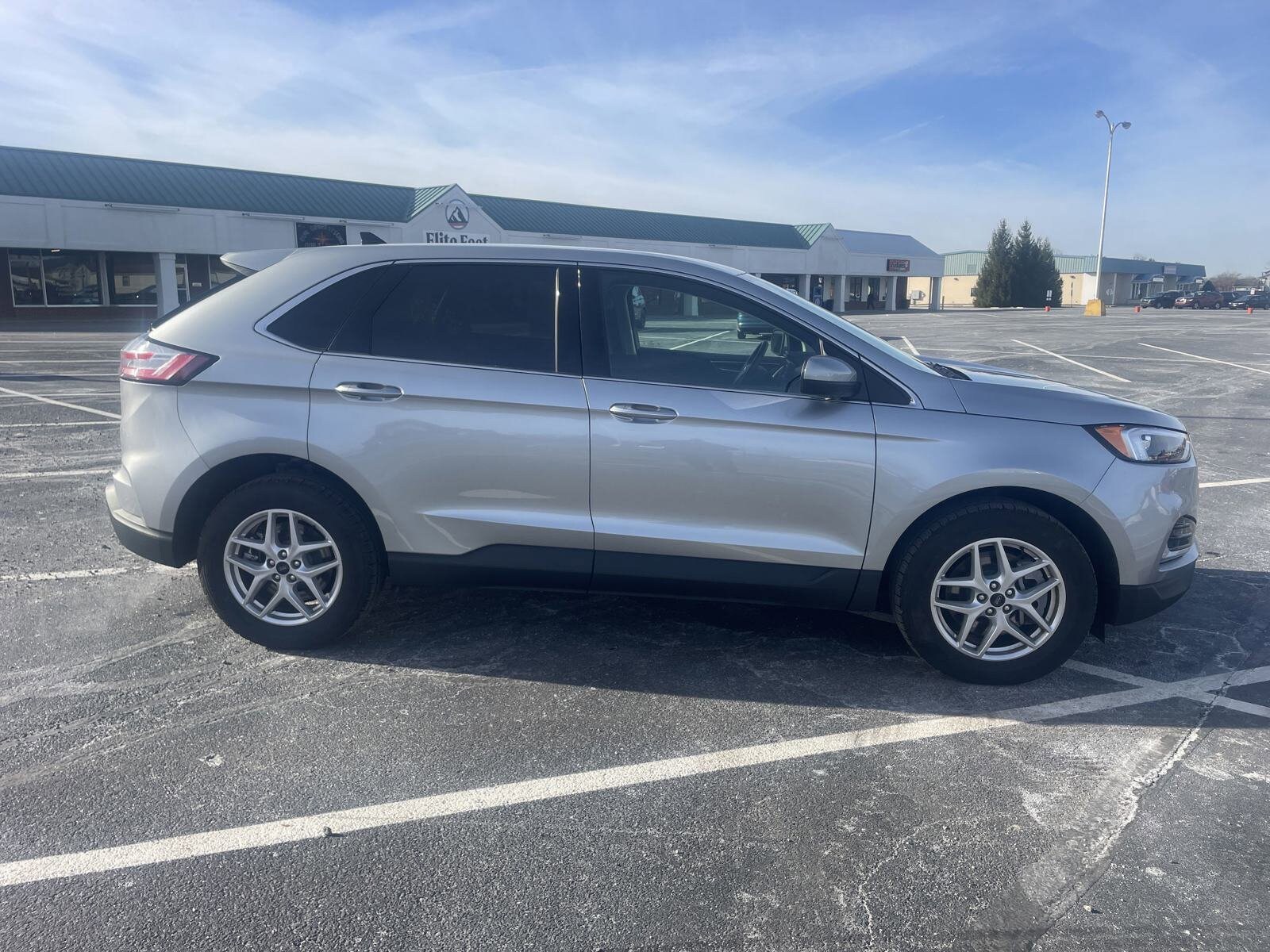 2024 Ford Edge SEL photo 2
