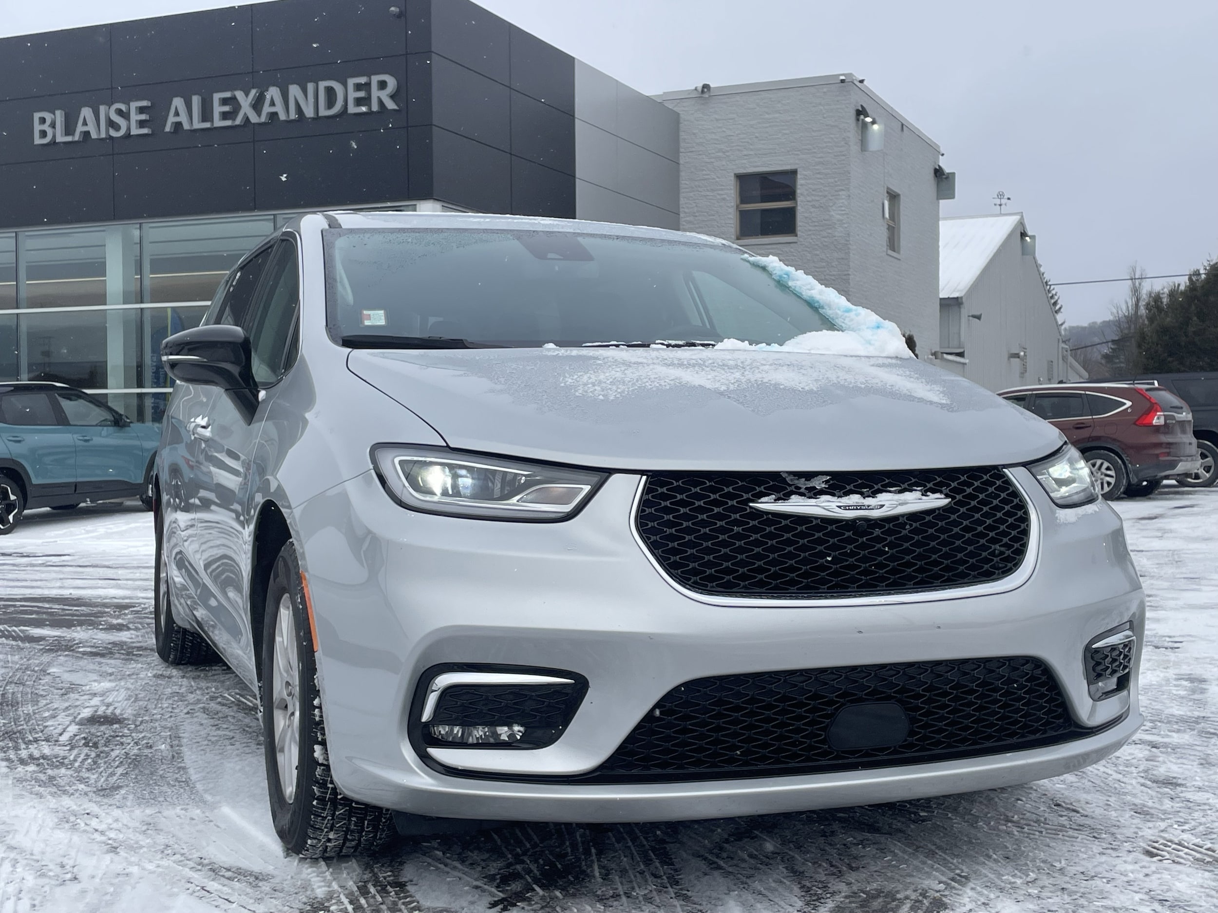 2024 Chrysler Pacifica Touring L's photo