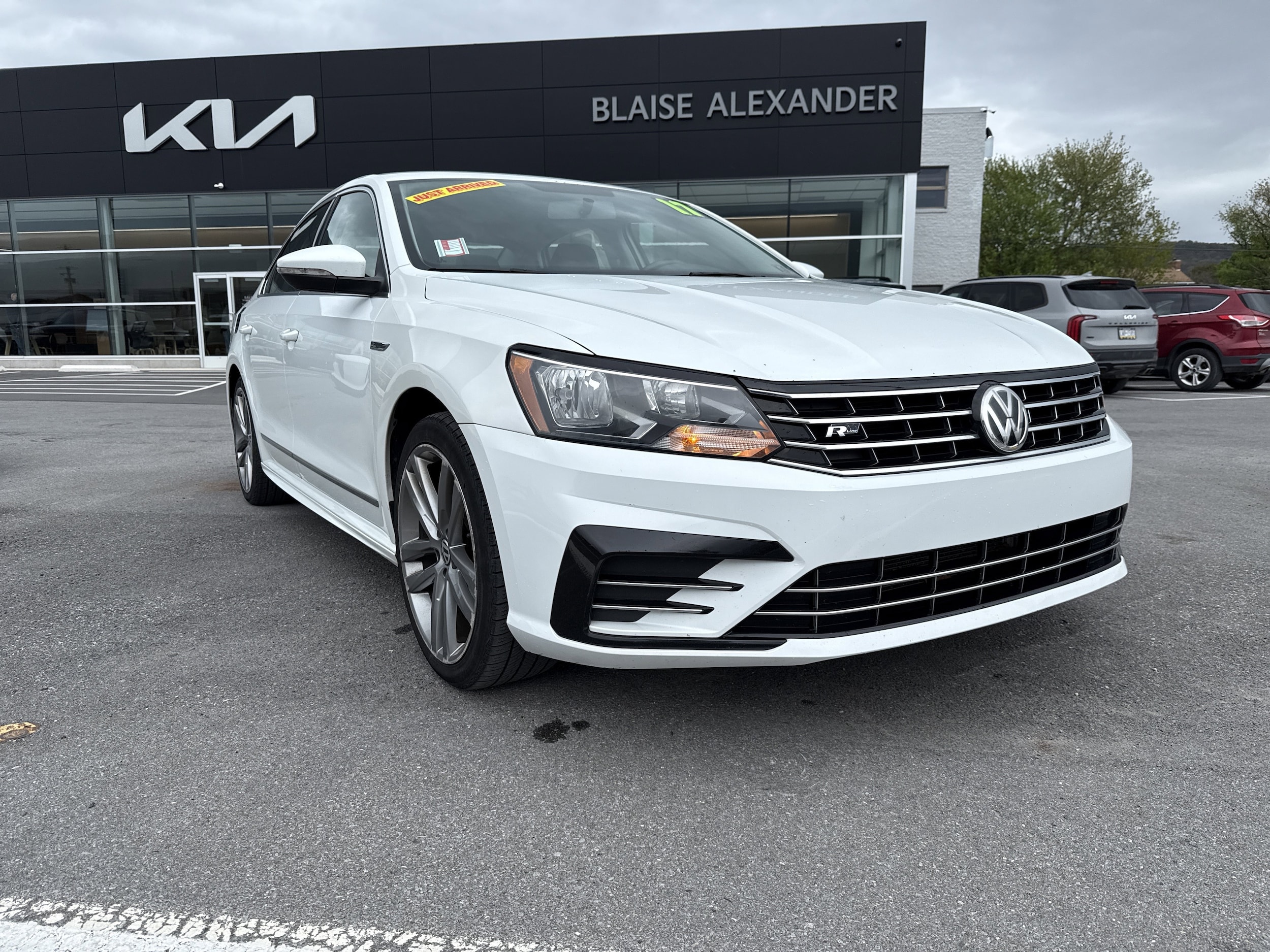 2017 Volkswagen Passat 1.8T R-Line w/ Comfort Pkg. Auto's photo