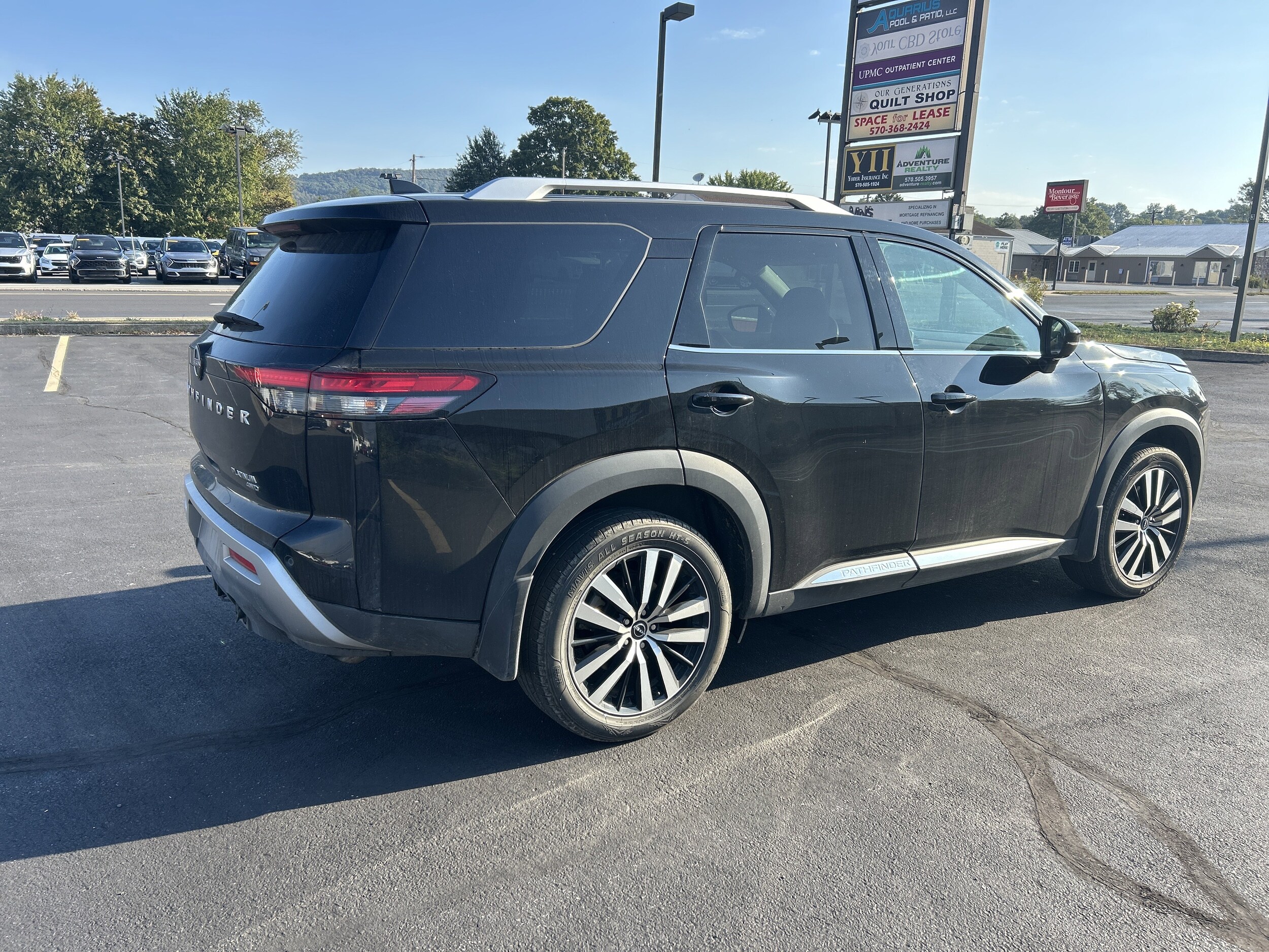 2023 Nissan Pathfinder Platinum photo 3