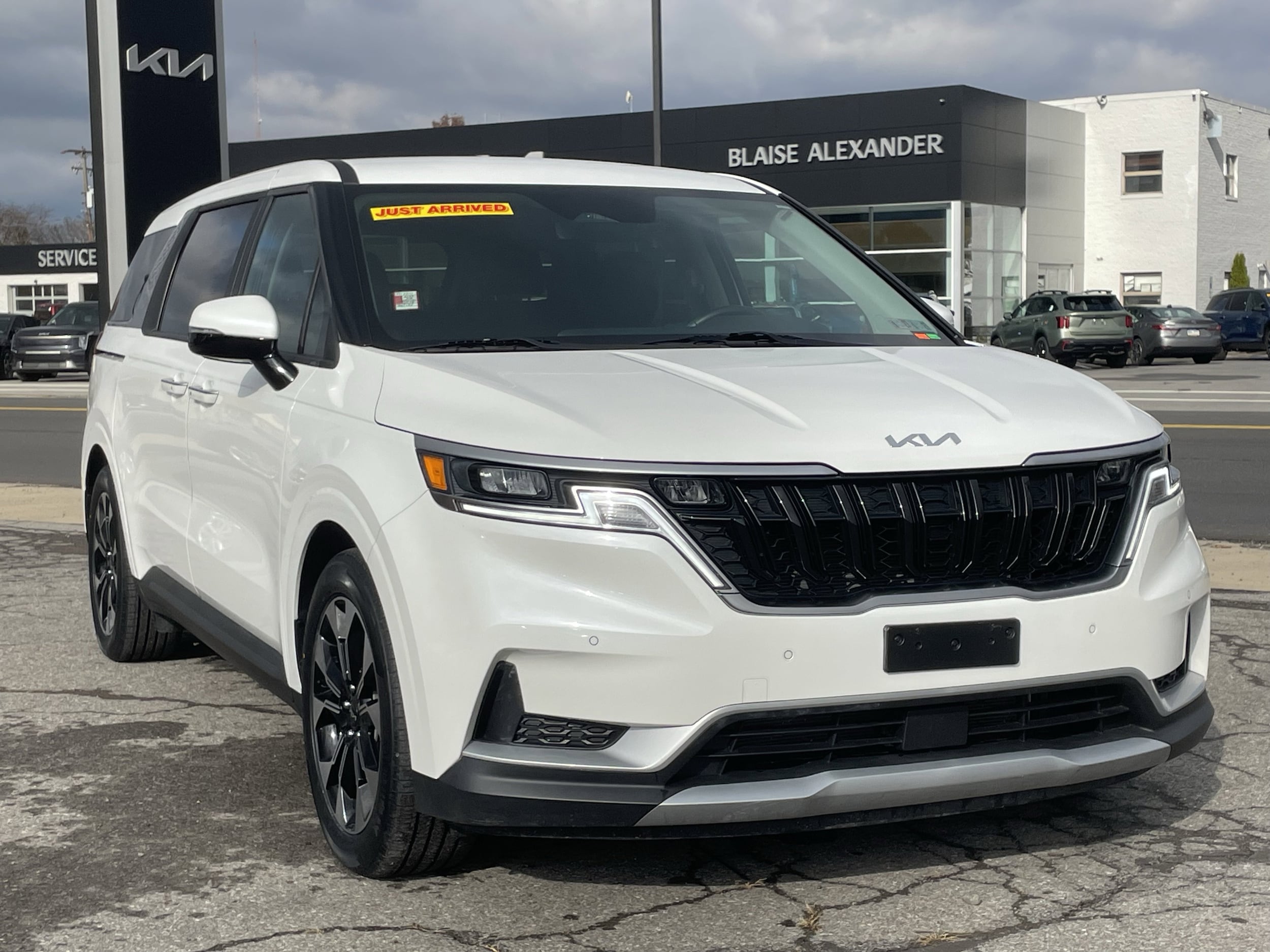 2023 Kia Carnival EX's photo