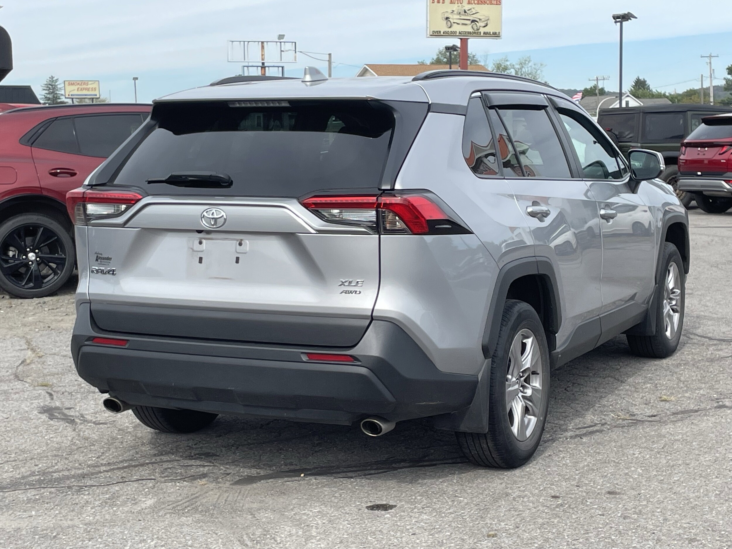 2022 Toyota RAV4 XLE photo 2