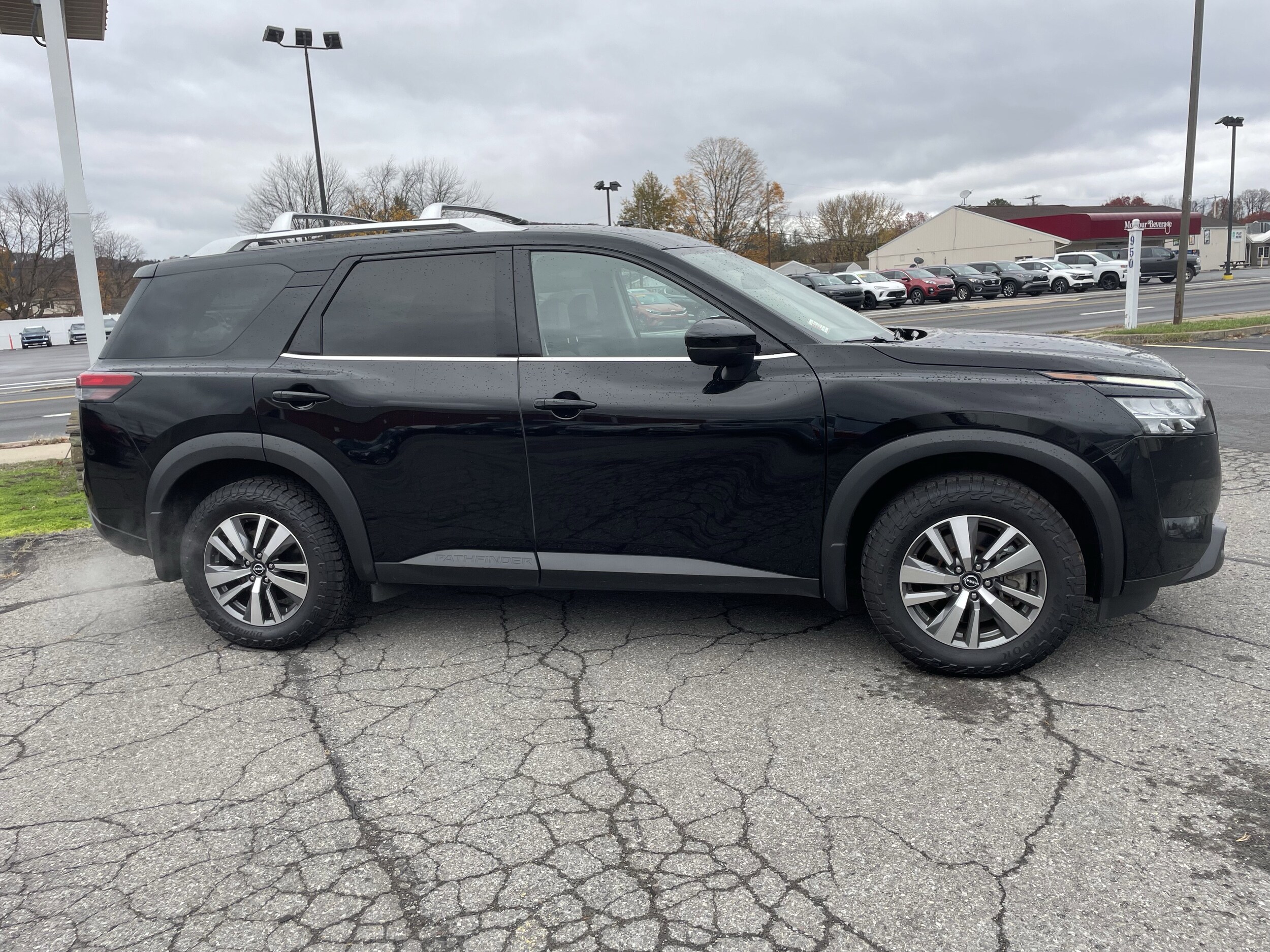 2024 Nissan Pathfinder SL photo 2