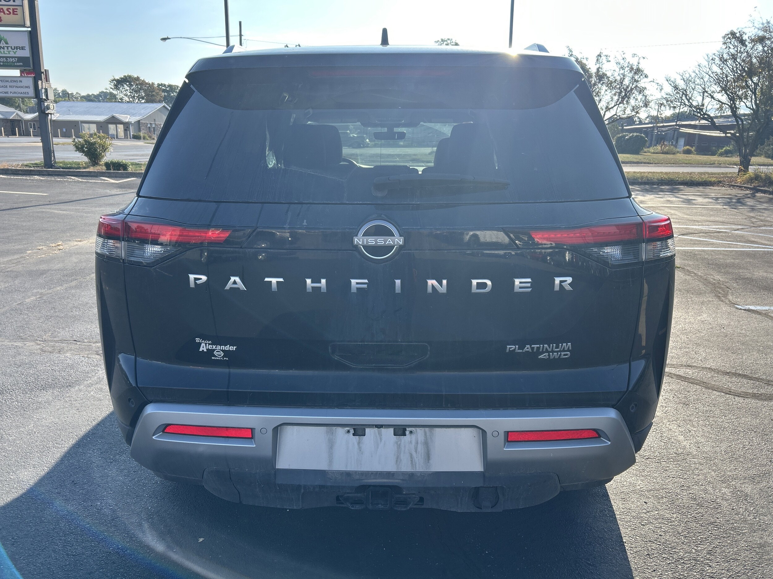 2023 Nissan Pathfinder Platinum photo 4