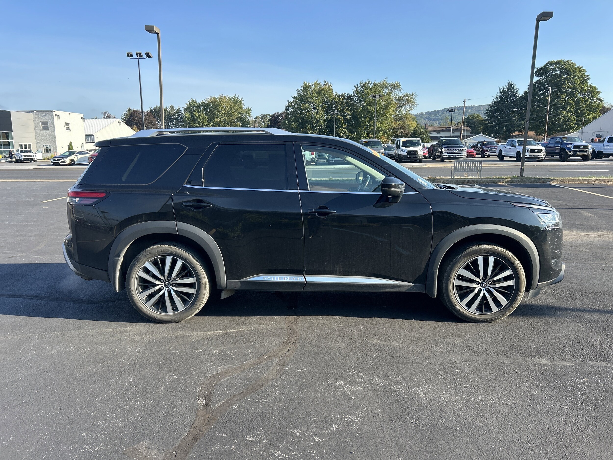 2023 Nissan Pathfinder Platinum photo 2