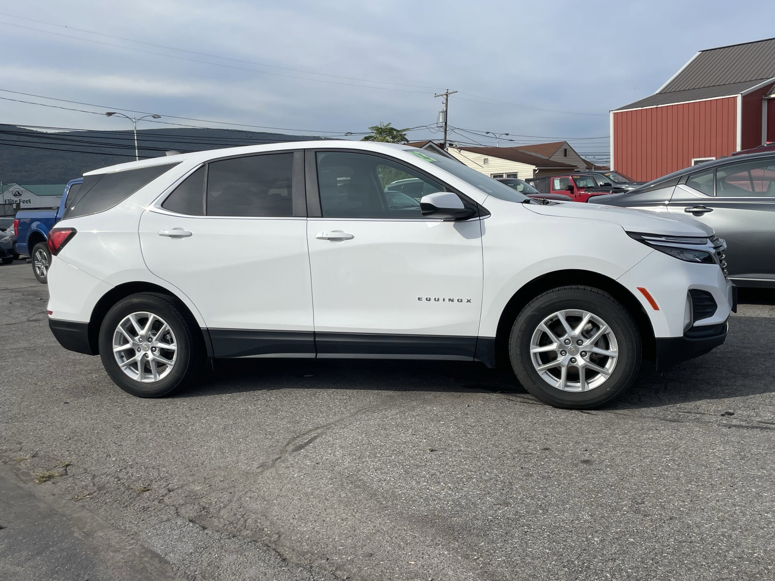2023 Chevrolet Equinox LT photo 2