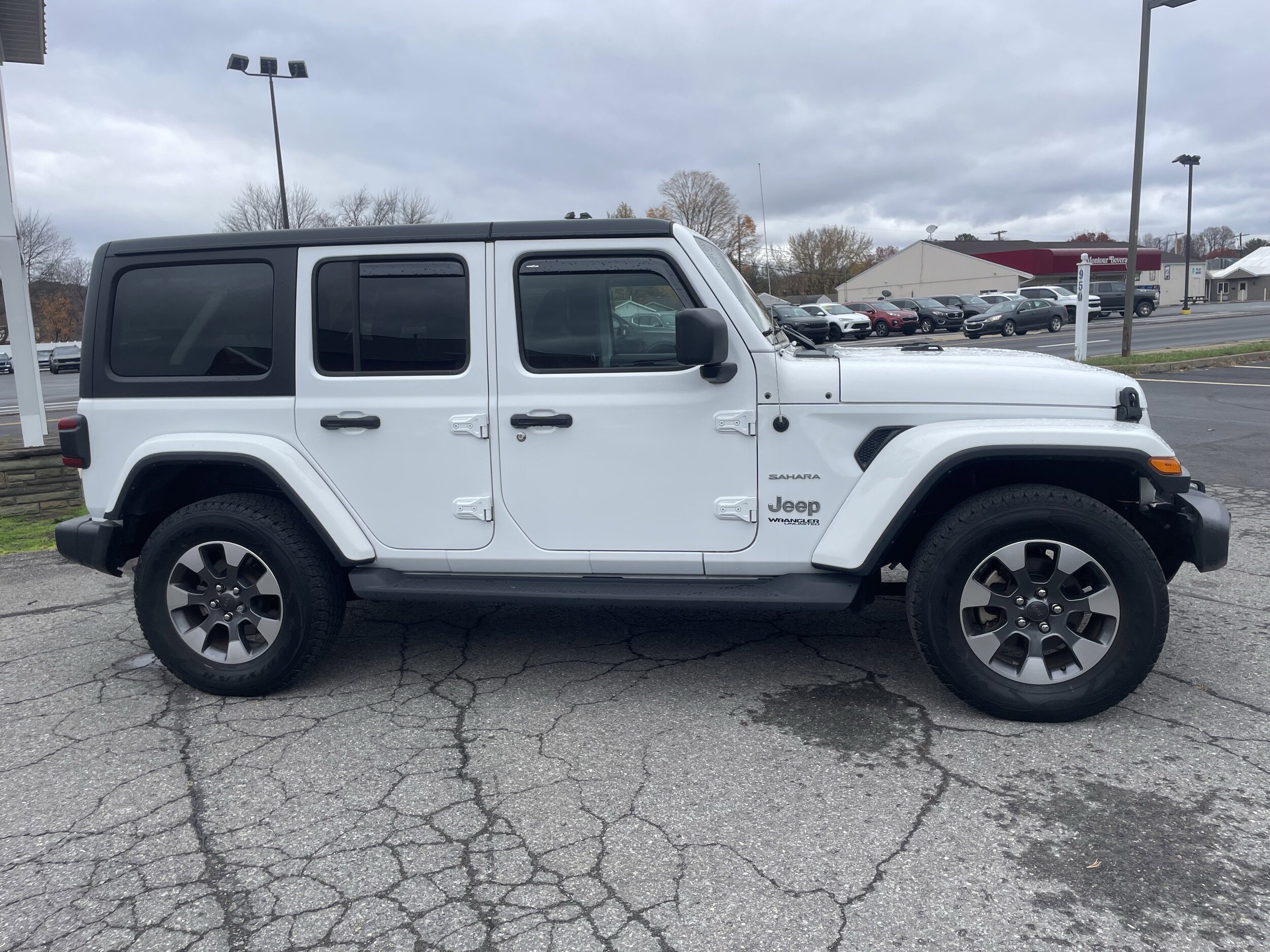 2022 Jeep Wrangler Unlimited Sahara photo 2