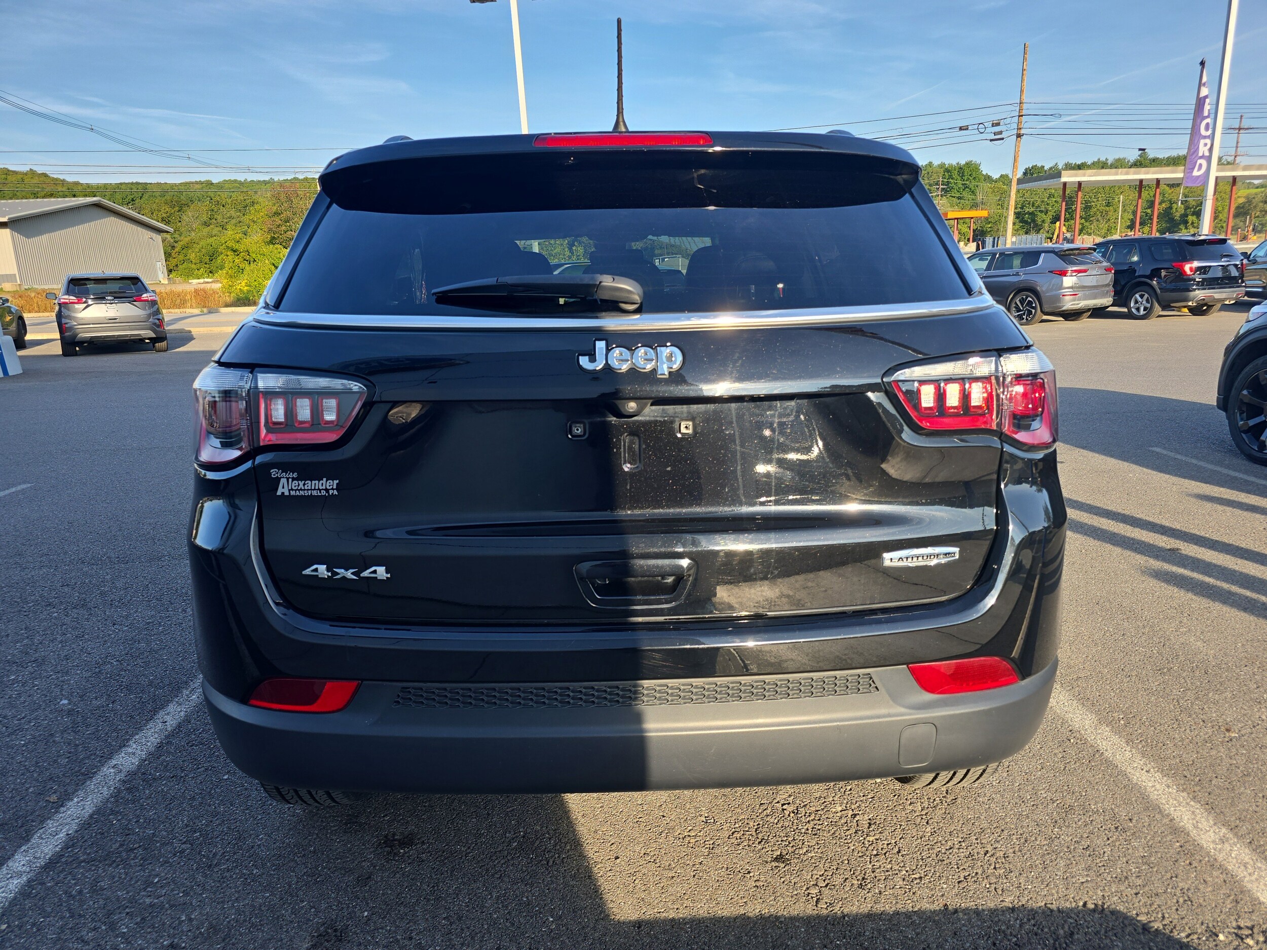 2023 Jeep Compass Latitude Lux photo 4