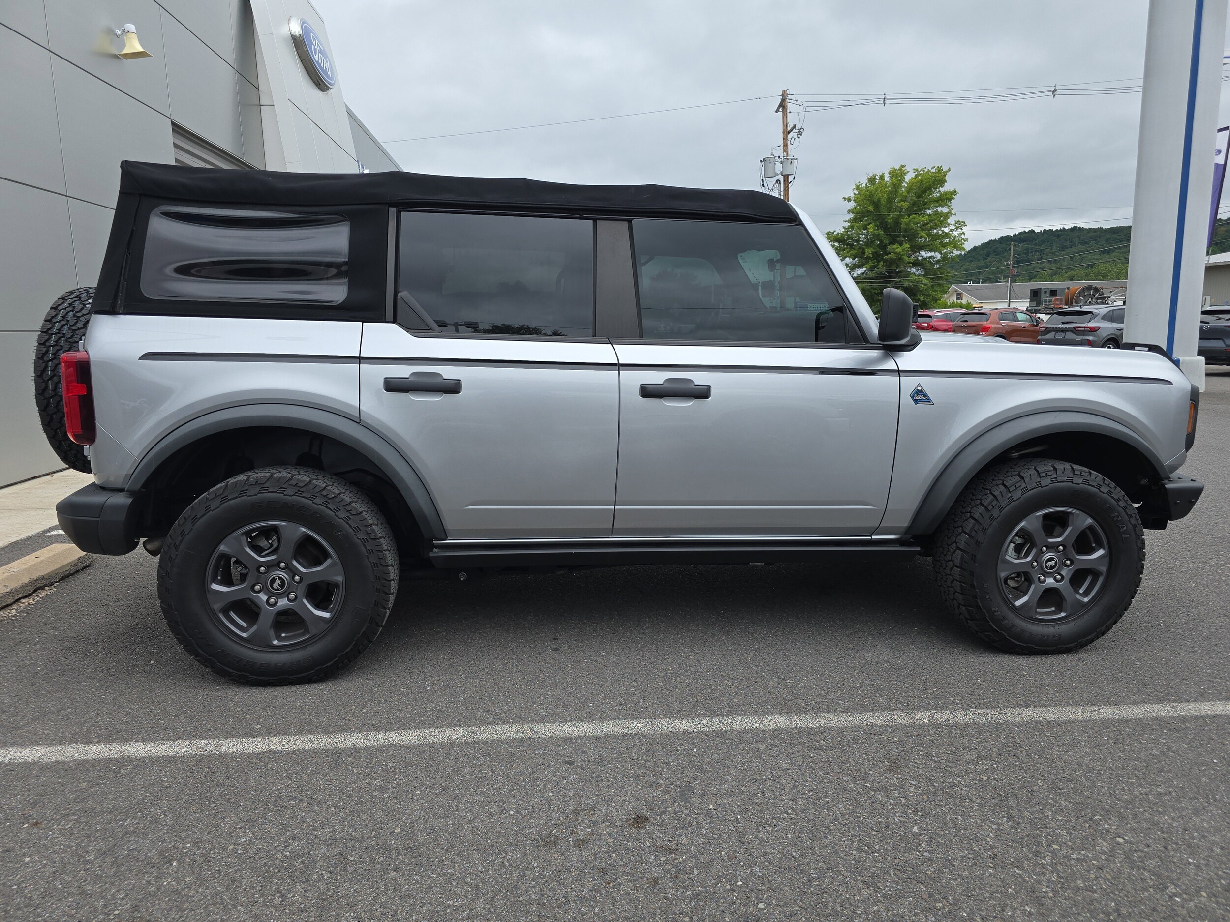 2022 Ford Bronco Black Diamond photo 2